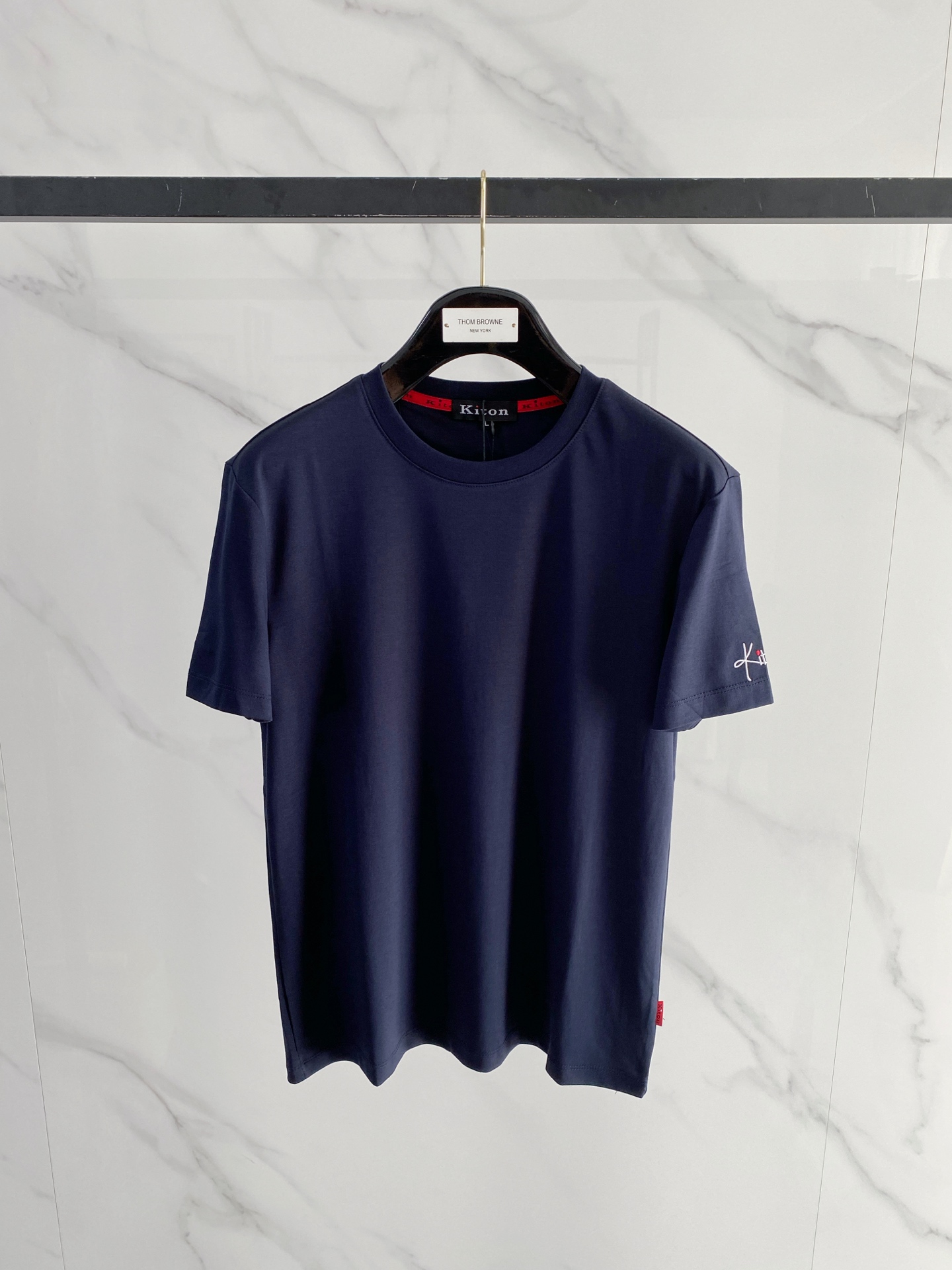 NO:746760,kiton's 2026 spring and summer new style debut counter, the latest short-sleeved round neck T-shirt, high-end customization, avant-garde and fashionable design!  The brand logo is designed with heavy craftsmanship. High-end customized double-ply high-end fabrics. Soft to the touch. Comfortable to wear. Exquisite stitching at the counter level. Fine workmanship. The upper body effect is incomparably handsome!  A must-have item for a stylish man!  Size M-3XL,,T-shirt,tees,t-shirt,19860909kiton 2026春夏新款首发专柜最新款短袖圆领T恤 高端订制 设计前卫时尚！品牌logo重工艺设计 高端定制双股高定面料.手感柔软.穿着舒适.专柜级别精致车线.做工精细.上身效果无敌帅气！型男必备单品！ 码数M-3XL,,T-shirt,tees，t-shirt,,Men's clothing