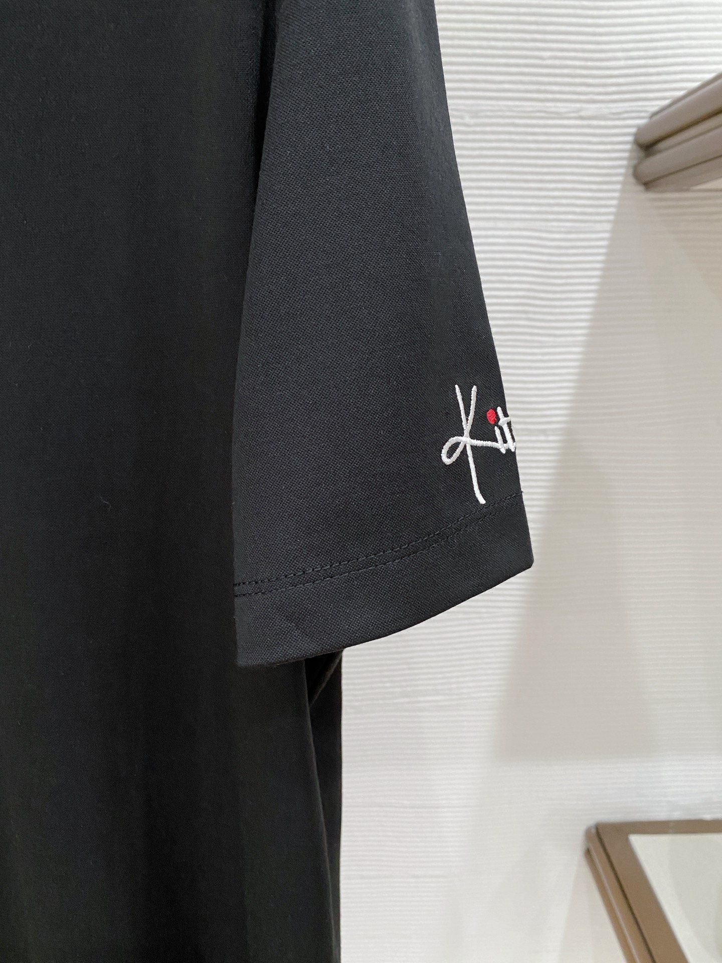 。其顿老钱风品牌🌟丝光面料🌟2026春夏新款首发专柜最新款短袖圆领T恤 高端订制 设计前卫时尚！品牌lo