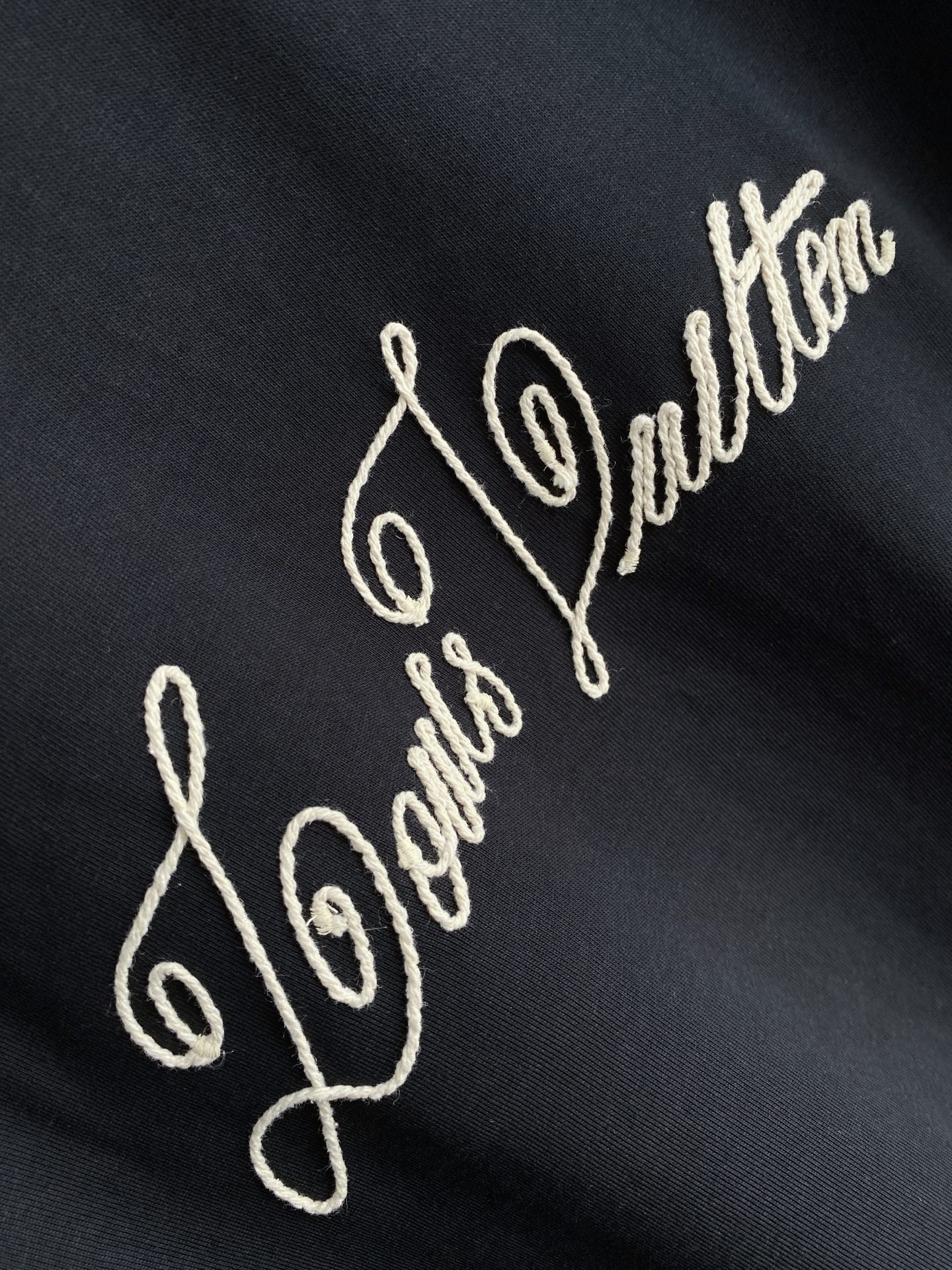 。lv🌟精品系列🌟2026春夏新款首发专柜最新款短袖圆领T恤 高端订制 设计前卫时尚！品牌logo重工艺