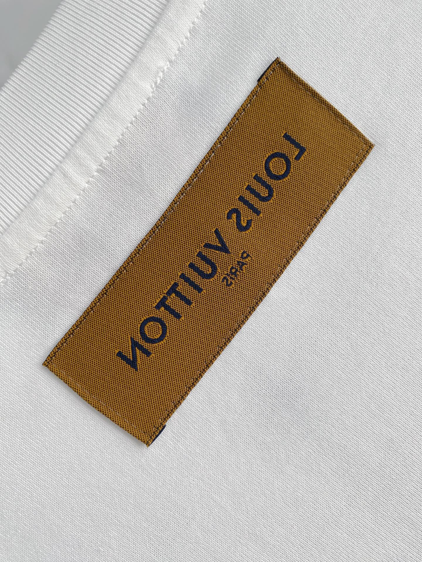 。lv🌟精品系列🌟2026春夏新款首发专柜最新款短袖圆领T恤 高端订制 设计前卫时尚！品牌logo重工艺