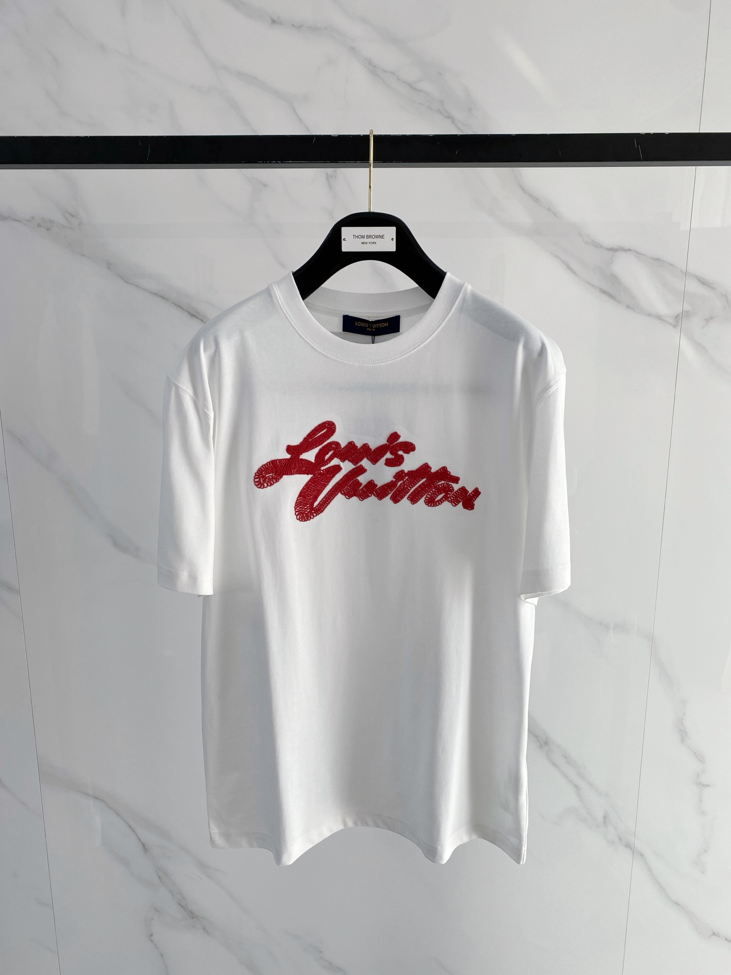 NO:746769,LV 2026 spring and summer new style debut counter, the latest short-sleeved round neck T-shirt, high-end customization, avant-garde and fashionable design!  The brand logo is designed with heavy craftsmanship. High-end customized mercerized long-staple cotton fabric. Soft to the touch. Comfortable to wear. Exquisite stitching at the counter level. Fine workmanship. The upper body effect is incomparably handsome!  A must-have item for a stylish man!  Color Black White Size M-3XL,,louis vuitton,T-shirt,tees,t-shirt,19860909LV 2026春夏新款首发专柜最新款短袖圆领T恤 高端订制 设计前卫时尚！品牌logo重工艺设计 高端定制丝光长绒棉面料.手感柔软.穿着舒适.专柜级别精致车线.做工精细.上身效果无敌帅气！型男必备单品！ 颜色黑色 白色 码数M-3XL,,louis vuitton,T-shirt,tees，t-shirt,,Men's clothing