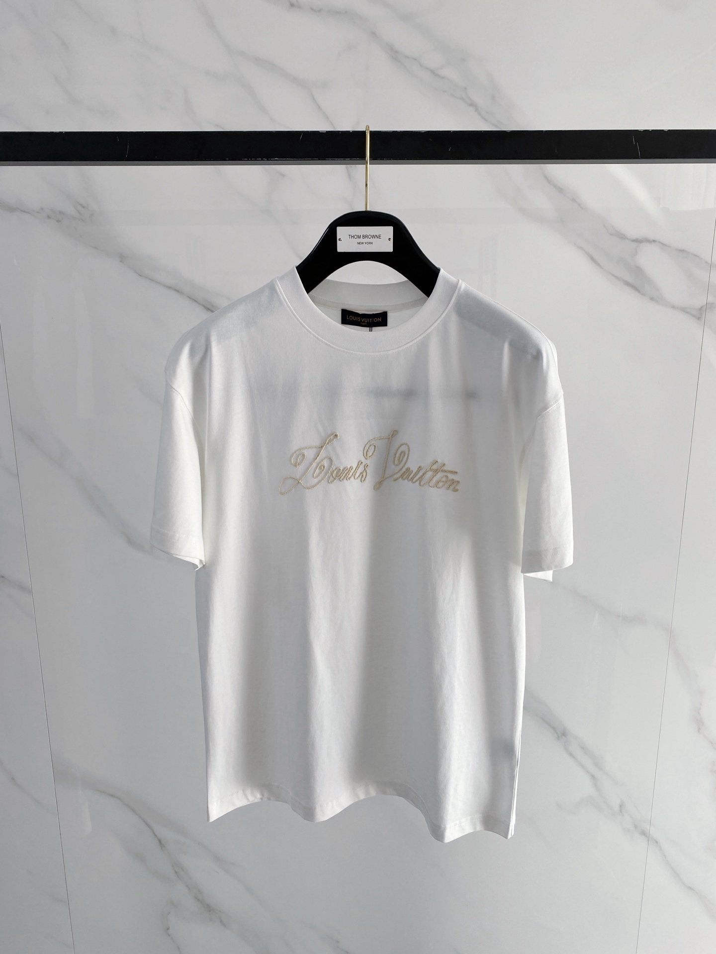 NO:746766,LV 2026 spring and summer new style debut counter, the latest short-sleeved round neck T-shirt, high-end customization, avant-garde and fashionable design!  The brand logo is designed with heavy craftsmanship. High-end customized mercerized long-staple cotton fabric. Soft to the touch. Comfortable to wear. Exquisite stitching at the counter level. Fine workmanship. The upper body effect is incomparably handsome!  A must-have item for a stylish man!  Color Black White Size S-2XL,,louis vuitton,T-shirt,tees,t-shirt,19860909LV 2026春夏新款首发专柜最新款短袖圆领T恤 高端订制 设计前卫时尚！品牌logo重工艺设计 高端定制丝光长绒棉面料.手感柔软.穿着舒适.专柜级别精致车线.做工精细.上身效果无敌帅气！型男必备单品！ 颜色黑色 白色 码数S-2XL,,louis vuitton,T-shirt,tees，t-shirt,,Men's clothing