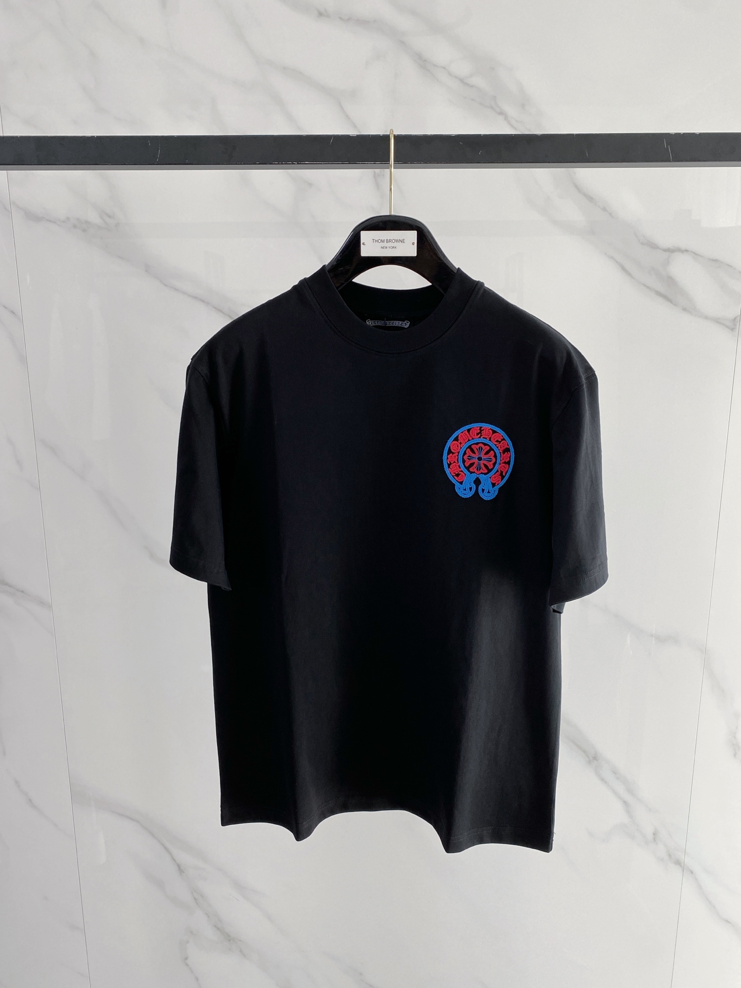 NO:746746,Kroxin's 2026 spring and summer new debut counter, the latest short-sleeved round neck T-shirt, high-end customization, avant-garde and fashionable design!  The brand logo is designed with heavy craftsmanship. High-end customized mercerized long-staple cotton fabric. Soft to the touch. Comfortable to wear. Exquisite stitching at the counter level. Fine workmanship. The upper body effect is incomparably handsome!  A must-have item for a stylish man!  Color Black White Size M-3XL,,chrome hearts,T-shirt,tees,t-shirt,19860909克罗心 2026春夏新款首发专柜最新款短袖圆领T恤 高端订制 设计前卫时尚！品牌logo重工艺设计 高端定制丝光长绒棉面料.手感柔软.穿着舒适.专柜级别精致车线.做工精细.上身效果无敌帅气！型男必备单品！ 颜色黑色 白色 码数M-3XL,,chrome hearts,T-shirt,tees，t-shirt,,Men's clothing