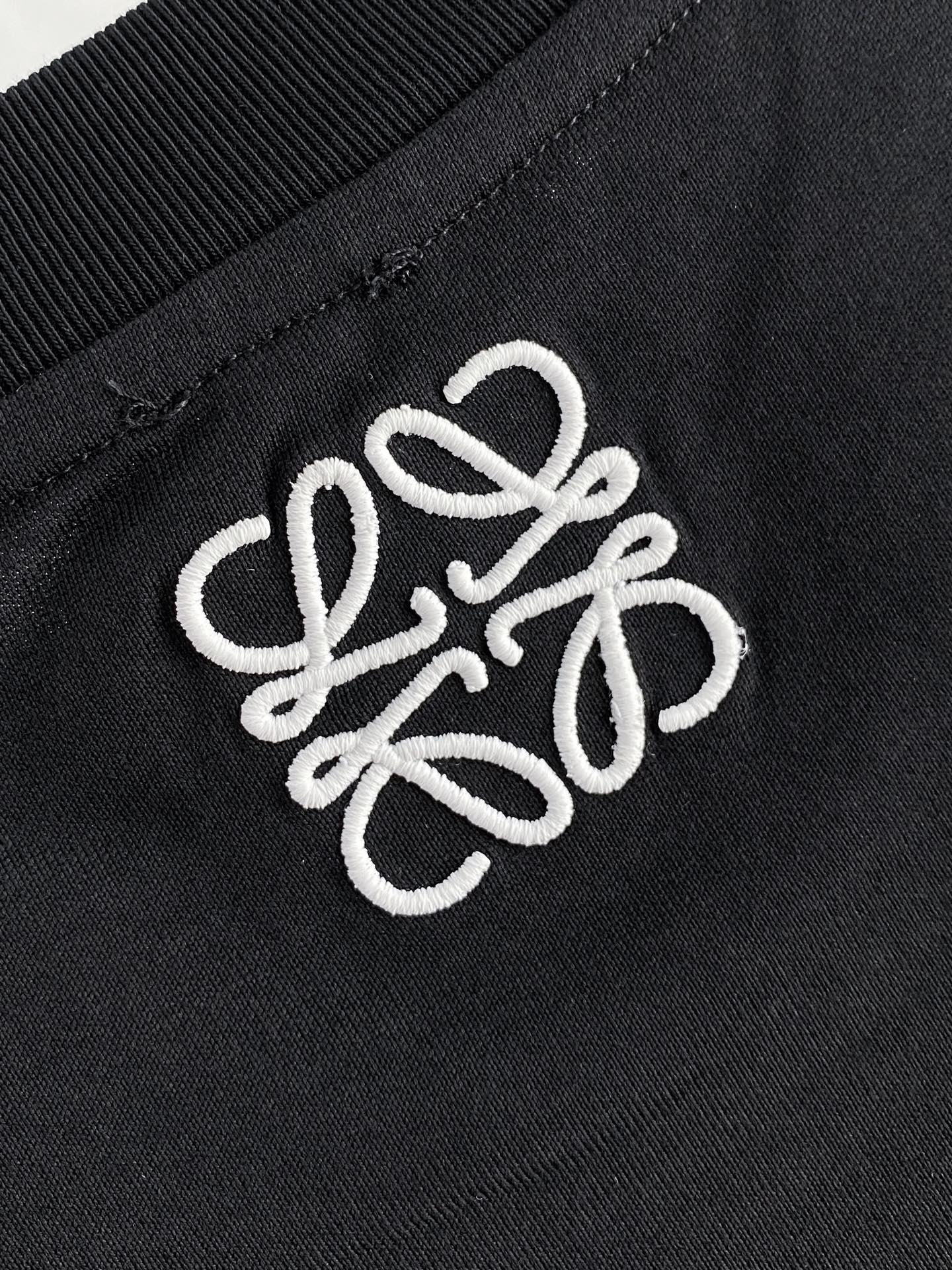 。罗意威🌟精品系列🌟2026春夏新款首发专柜最新款短袖圆领T恤 高端订制 设计前卫时尚！品牌logo重工