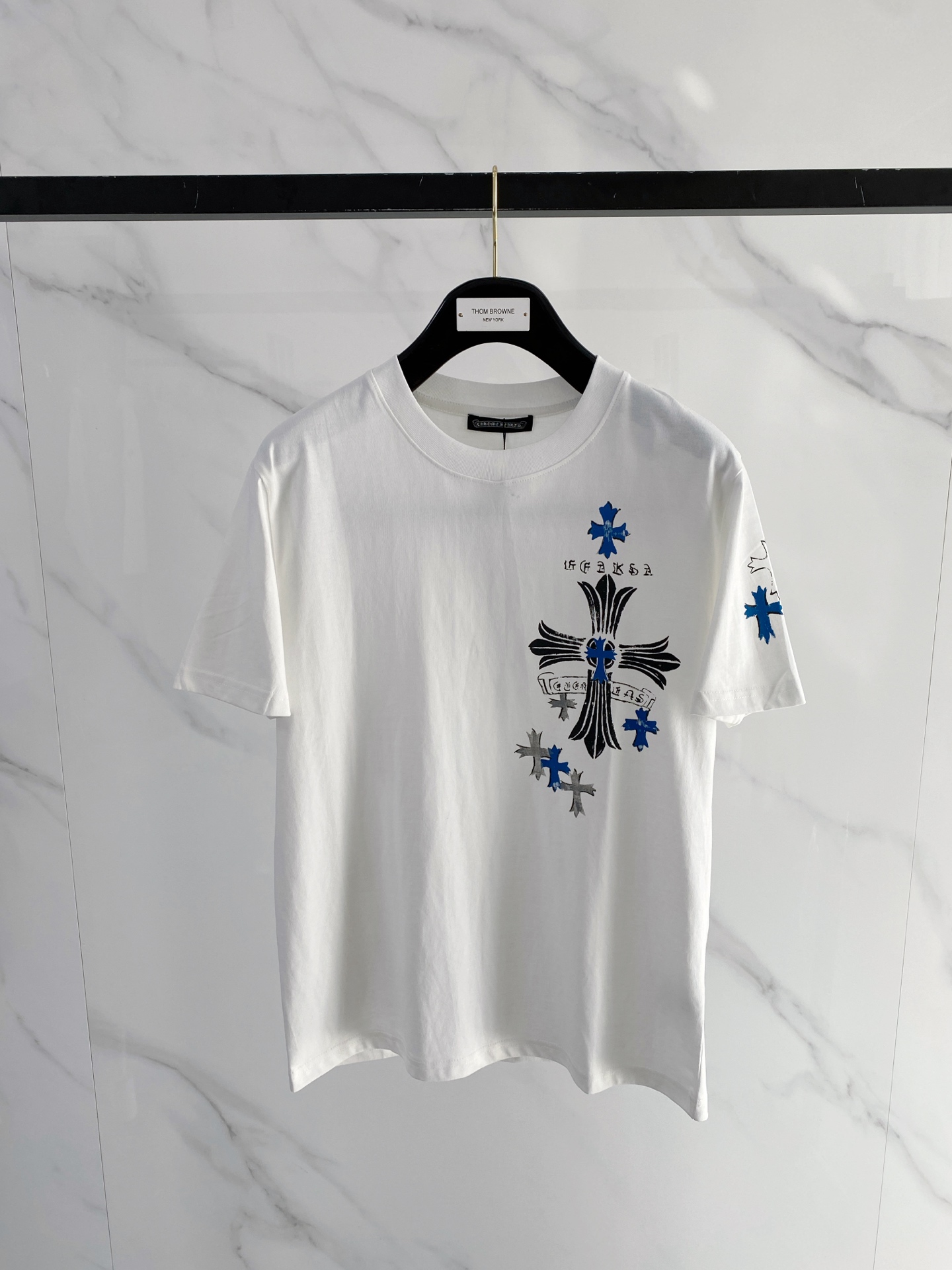 NO:746743,Kroxin's 2026 spring and summer new style debut counter, the latest short-sleeved round neck T-shirt, high-end custom design, avant-garde and fashionable!  The brand logo is designed with heavy craftsmanship. High-end customized mercerized long-staple cotton fabric. Soft to the touch. Comfortable to wear. Exquisite stitching at the counter level. Fine workmanship. The upper body effect is incomparably handsome!  A must-have item for a stylish man!  Color Black White Size S-2XL,,chrome hearts,T-shirt,tees,t-shirt,19860909克罗心2026春夏新款首发专柜最新款短袖圆领T恤 高端订制 设计前卫时尚！品牌logo重工艺设计 高端定制丝光长绒棉面料.手感柔软.穿着舒适.专柜级别精致车线.做工精细.上身效果无敌帅气！型男必备单品！ 颜色黑色 白色 码数S-2XL,,chrome hearts,T-shirt,tees，t-shirt,,Men's clothing