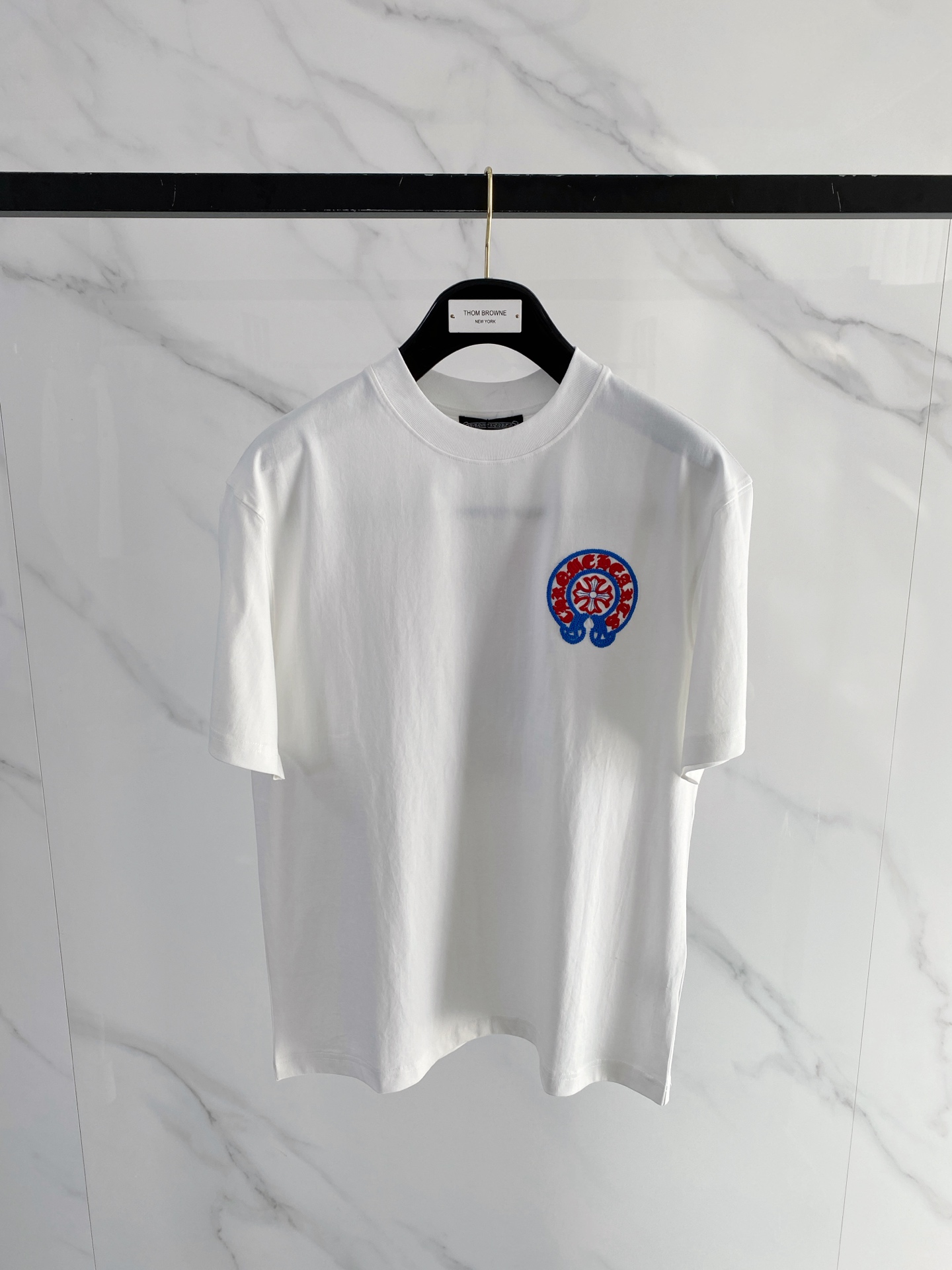 NO:746749,Crostar's 2026 spring and summer new style debut counter, the latest short-sleeved round neck T-shirt, high-end customization, avant-garde and fashionable design!  The brand logo is designed with heavy craftsmanship. High-end customized mercerized long-staple cotton fabric. Soft to the touch. Comfortable to wear. Exquisite stitching at the counter level. Fine workmanship. The upper body effect is incomparably handsome!  A must-have item for a stylish man!  Color Black White Size M-3XL,,chrome hearts,T-shirt,tees,t-shirt,19860909克罗星 2026春夏新款首发专柜最新款短袖圆领T恤 高端订制 设计前卫时尚！品牌logo重工艺设计 高端定制丝光长绒棉面料.手感柔软.穿着舒适.专柜级别精致车线.做工精细.上身效果无敌帅气！型男必备单品！ 颜色黑色 白色 码数M-3XL,,chrome hearts,T-shirt,tees，t-shirt,,Men's clothing