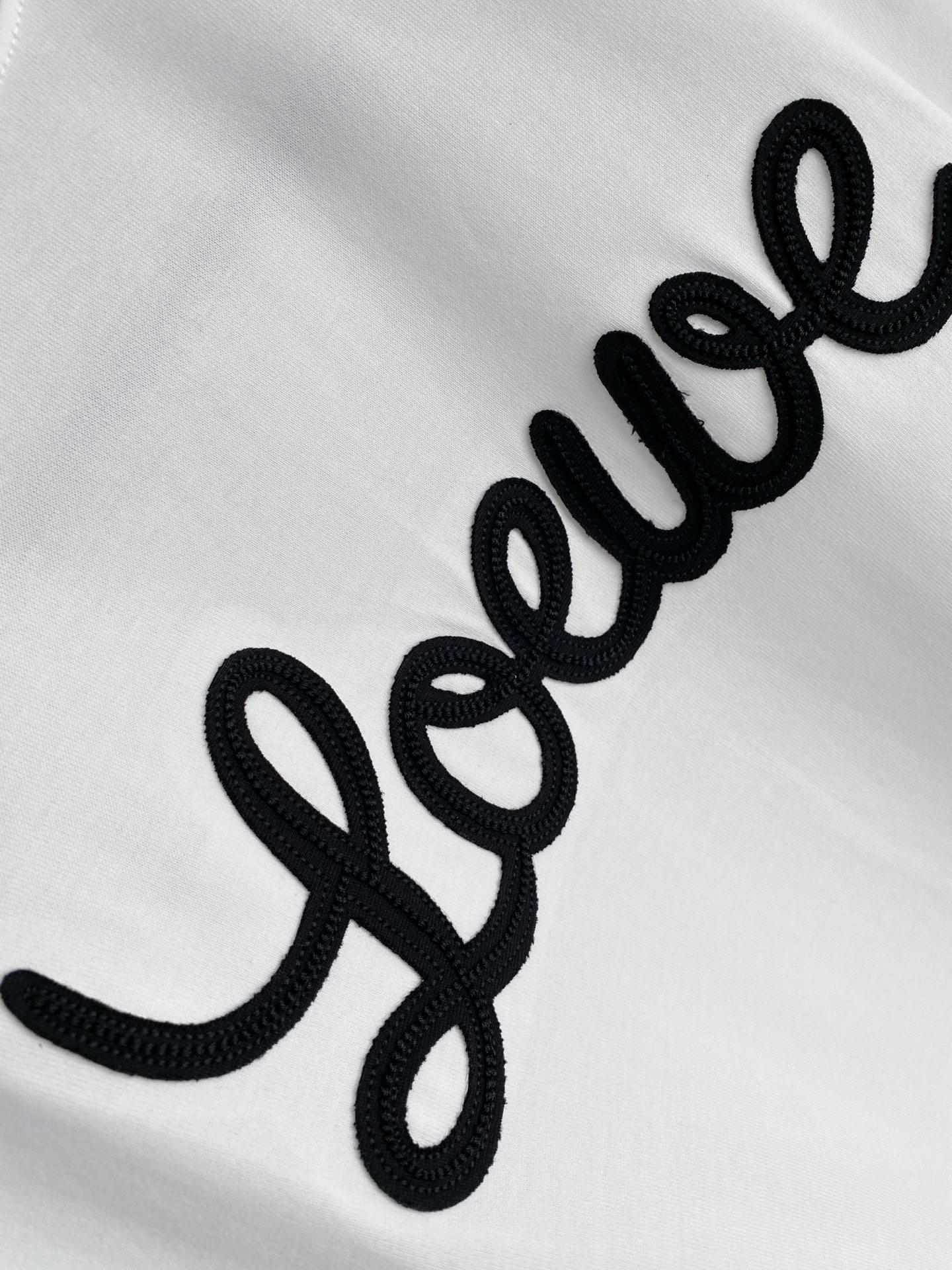 。罗意威🌟精品系列🌟2026春夏新款首发专柜最新款短袖圆领T恤 高端订制 设计前卫时尚！品牌logo重工