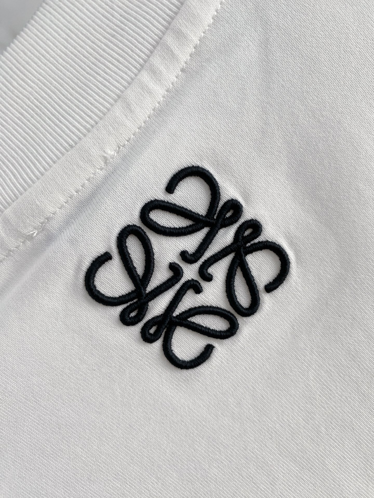 。罗意威🌟精品系列🌟2026春夏新款首发专柜最新款短袖圆领T恤 高端订制 设计前卫时尚！品牌logo重工