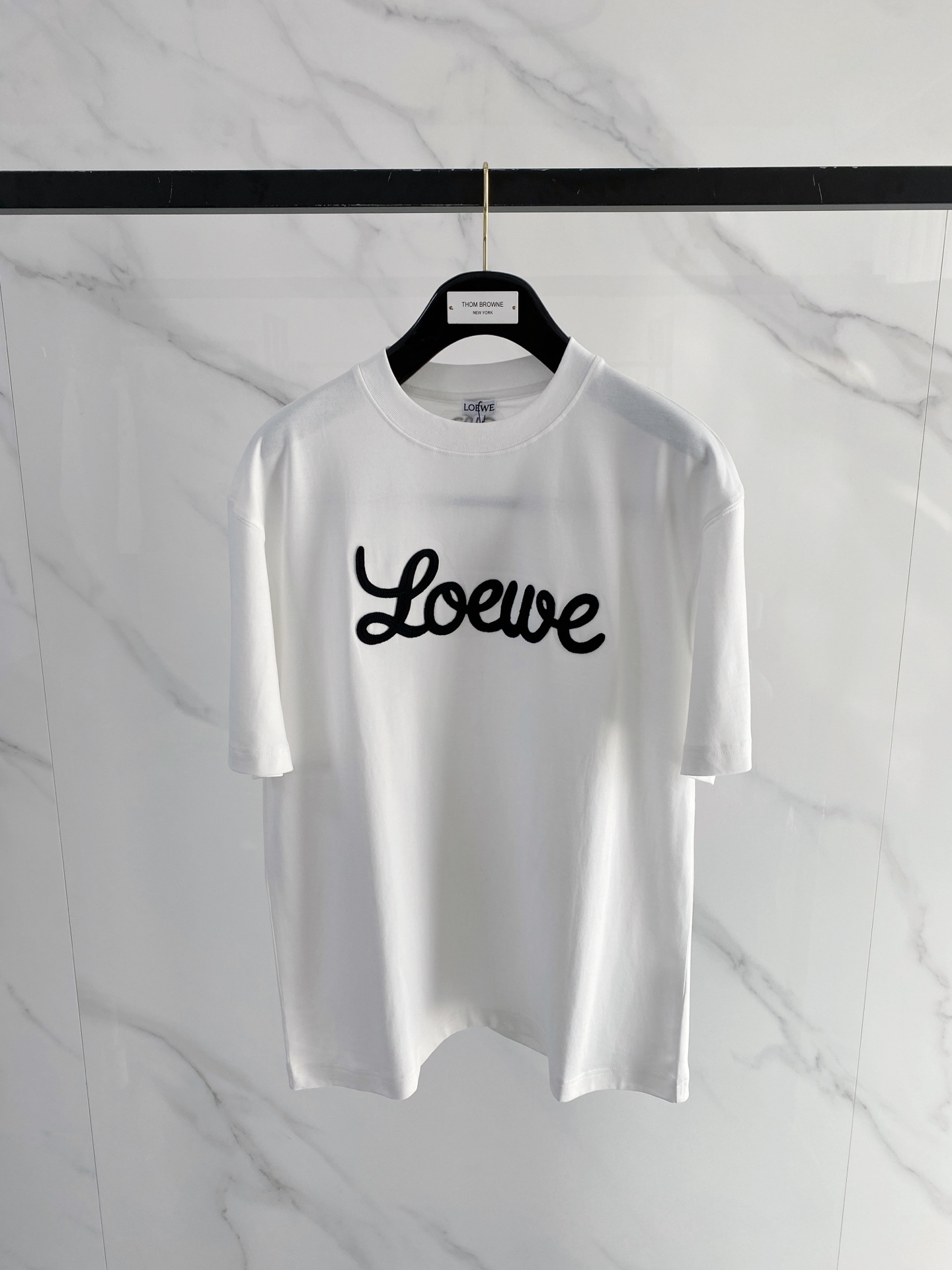 NO:746752,Luo Yiwei's 2026 spring and summer new style debut counter, the latest short-sleeved round neck T-shirt, high-end customization, avant-garde and fashionable design!  The brand logo is designed with heavy craftsmanship. High-end customized mercerized long-staple cotton fabric. Soft to the touch. Comfortable to wear. Exquisite stitching at the counter level. Fine workmanship. The upper body effect is incomparably handsome!  A must-have item for a stylish man!  Color Black White Size M-3XL,,loewe,T-shirt,tees,t-shirt,19860909罗意威 2026春夏新款首发专柜最新款短袖圆领T恤 高端订制 设计前卫时尚！品牌logo重工艺设计 高端定制丝光长绒棉面料.手感柔软.穿着舒适.专柜级别精致车线.做工精细.上身效果无敌帅气！型男必备单品！ 颜色黑色 白色 码数M-3XL,,loewe,T-shirt,tees，t-shirt,,Men's clothing