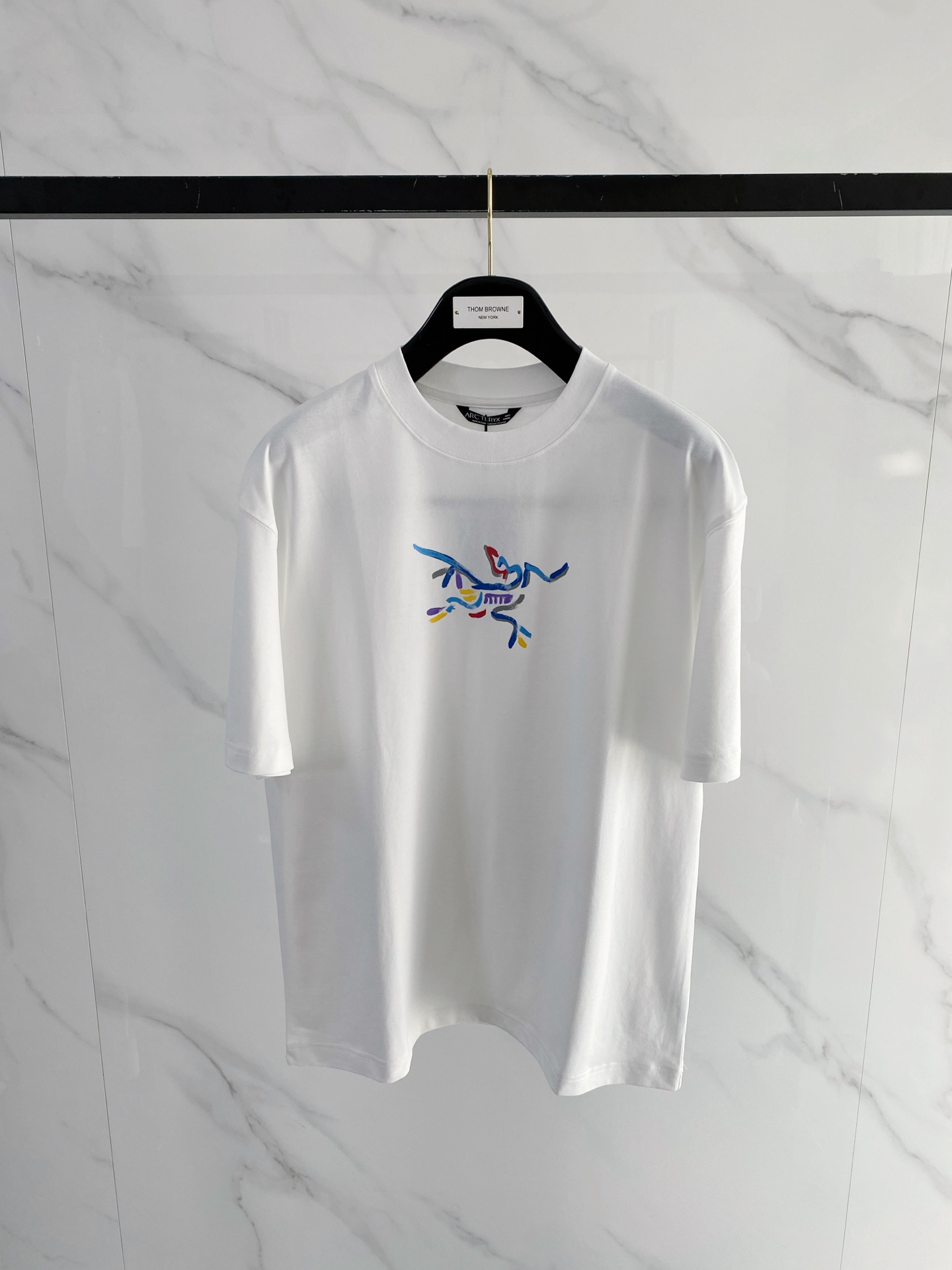 NO:746755,Bird 2026 spring and summer new style debut counter latest short-sleeved round neck T-shirt, high-end customization, avant-garde and fashionable design!  The brand logo is designed with heavy craftsmanship. High-end customized mercerized long-staple cotton fabric. Soft to the touch. Comfortable to wear. Exquisite stitching at the counter level. Fine workmanship. The upper body effect is incomparably handsome!  A must-have item for a stylish man!  Color Black White Size M-3XL, T-shirt, tees, t-shirt,19860909鸟 2026春夏新款首发专柜最新款短袖圆领T恤 高端订制 设计前卫时尚！品牌logo重工艺设计 高端定制丝光长绒棉面料.手感柔软.穿着舒适.专柜级别精致车线.做工精细.上身效果无敌帅气！型男必备单品！ 颜色黑色 白色 码数M-3XL,,T-shirt,tees，t-shirt,,Men's clothing