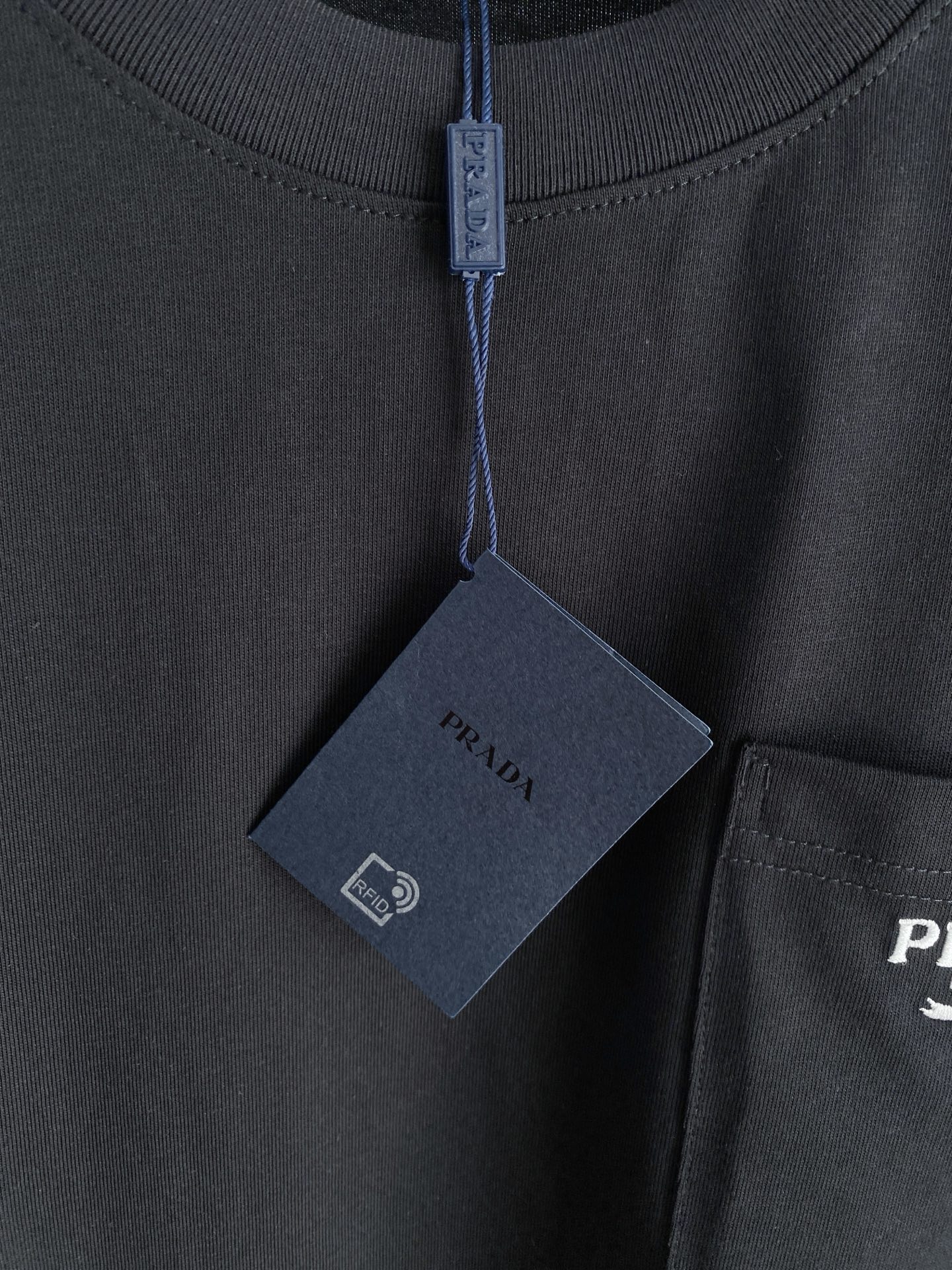 。普拉达🌟精品系列🌟2026春夏新款首发专柜最新款短袖圆领T恤 高端订制 设计前卫时尚！品牌logo重工