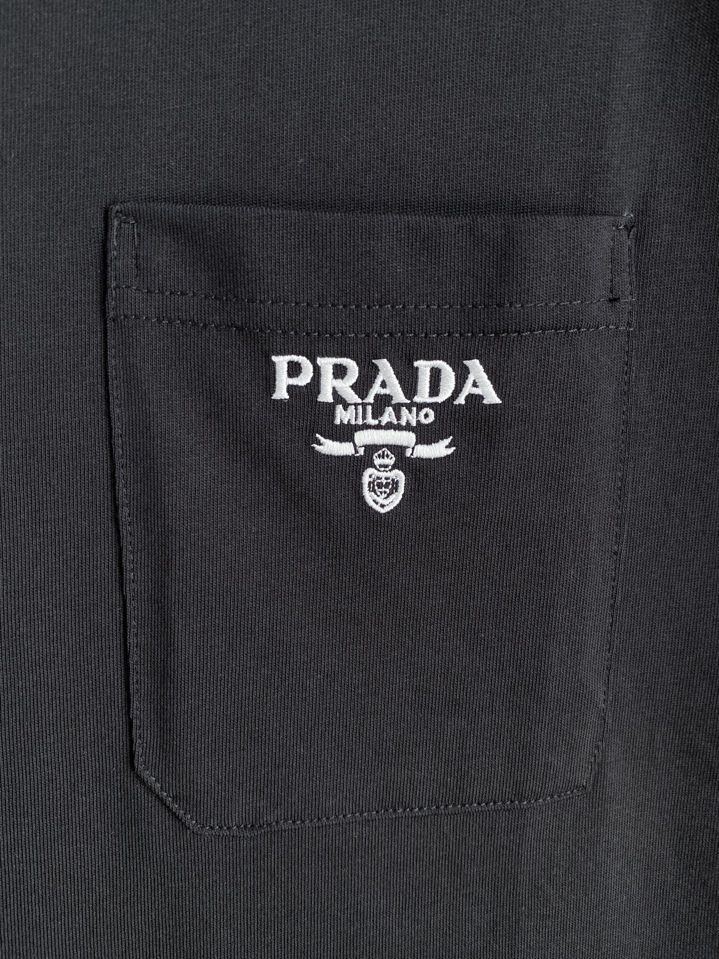 。普拉达🌟精品系列🌟2026春夏新款首发专柜最新款短袖圆领T恤 高端订制 设计前卫时尚！品牌logo重工