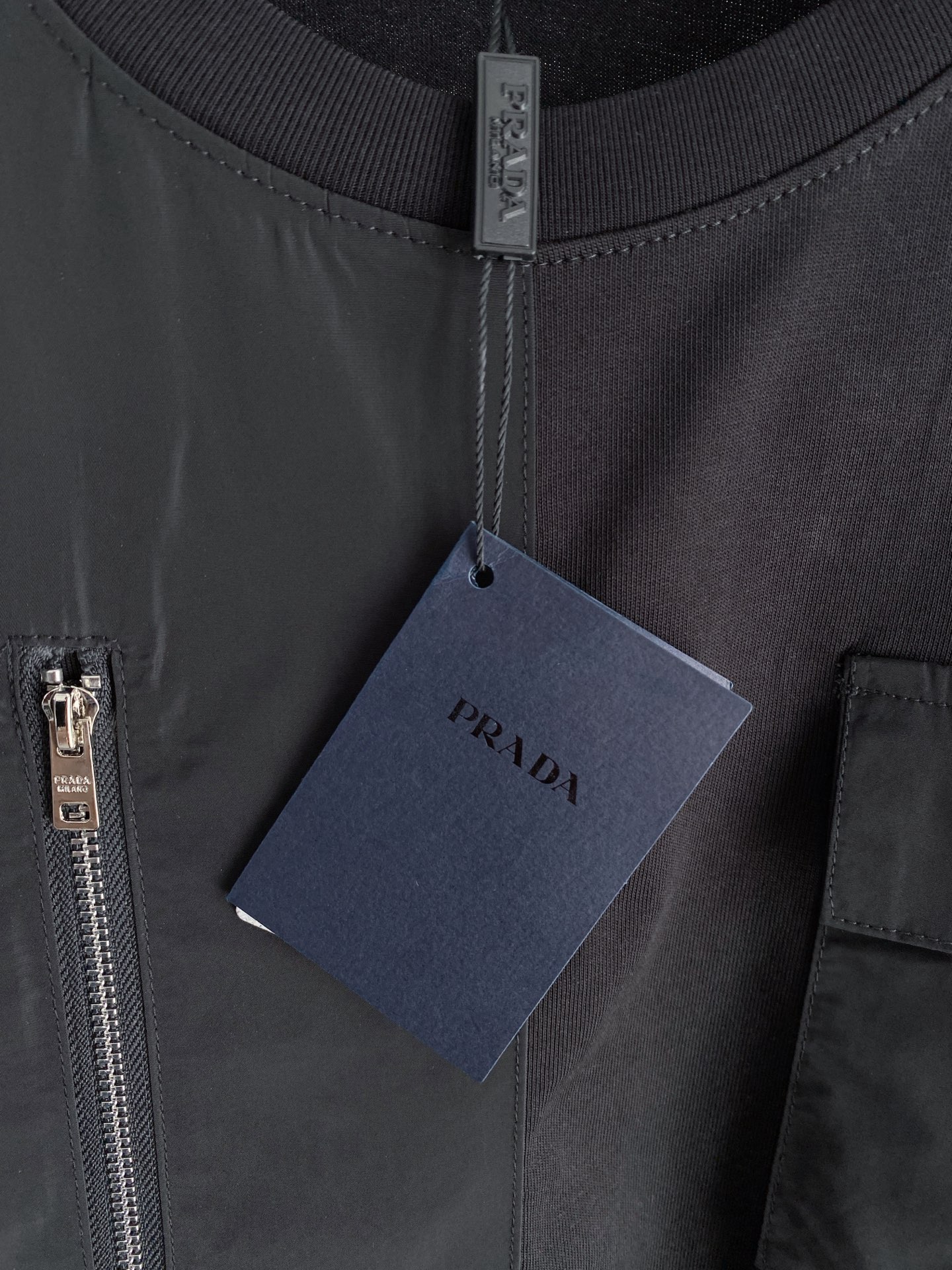 。普拉达🌟精品系列🌟2026春夏新款首发专柜最新款短袖圆领T恤 高端订制 设计前卫时尚！品牌logo重工