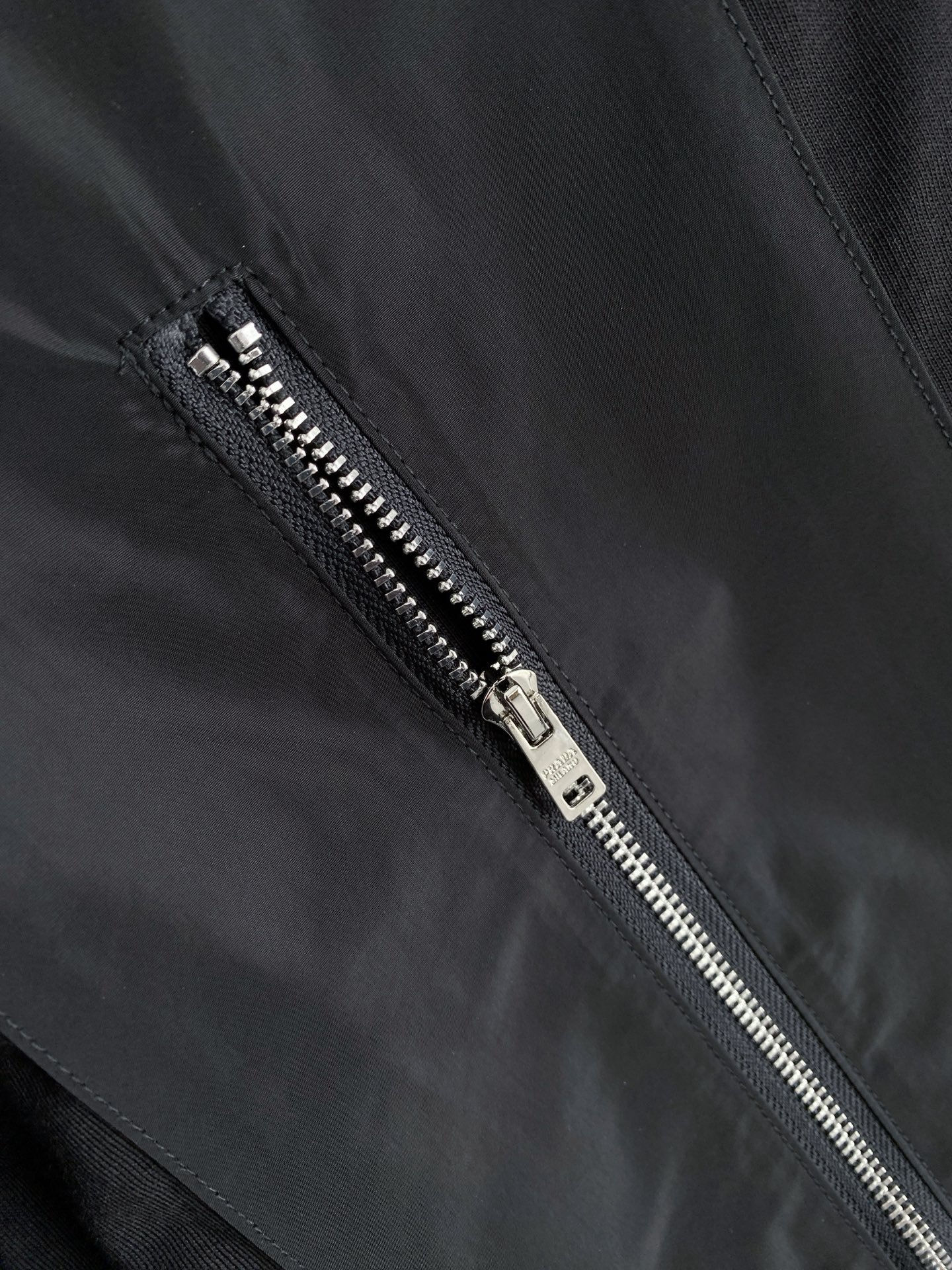 。普拉达🌟精品系列🌟2026春夏新款首发专柜最新款短袖圆领T恤 高端订制 设计前卫时尚！品牌logo重工