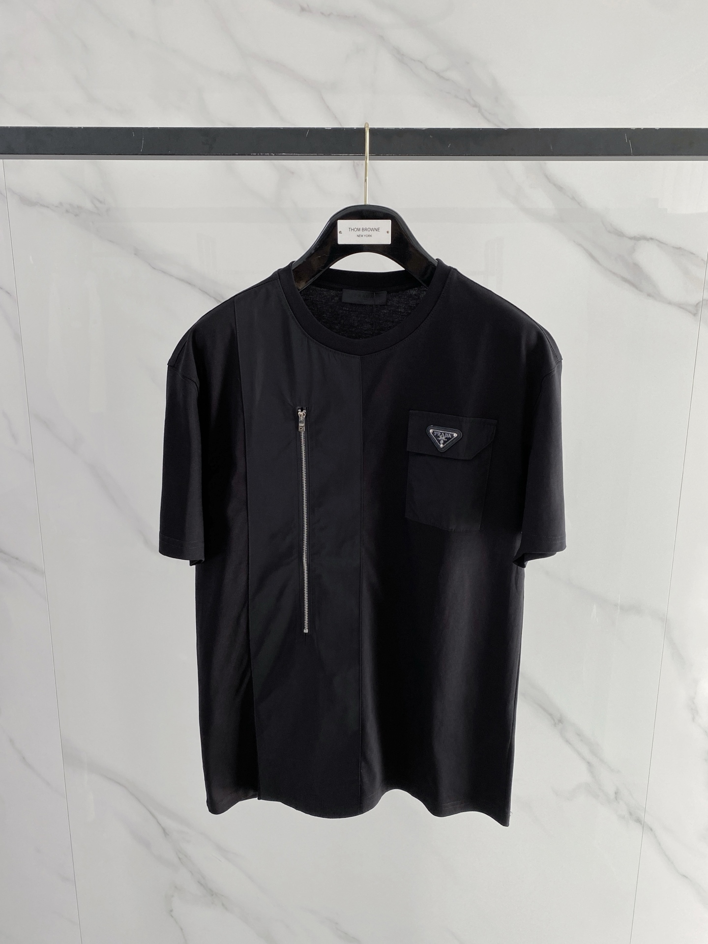 NO:760343,Prada 2026 spring and summer new style debut counter latest short-sleeved round neck T-shirt, high-end customization, avant-garde and fashionable design!  The brand logo is designed with heavy craftsmanship. High-end customized mercerized long-staple cotton fabric. Soft to the touch. Comfortable to wear. Exquisite stitching at the counter level. Fine workmanship. The upper body effect is incomparably handsome!  A must-have item for a stylish man!  Color Black Size S-XL, prada, T-shirt, tees, t-shirt,19860909普拉达 2026春夏新款首发专柜最新款短袖圆领T恤 高端订制 设计前卫时尚！品牌logo重工艺设计 高端定制丝光长绒棉面料.手感柔软.穿着舒适.专柜级别精致车线.做工精细.上身效果无敌帅气！型男必备单品！ 颜色黑色 码数S-XL,,prada,T-shirt,tees，t-shirt,,Men's clothing