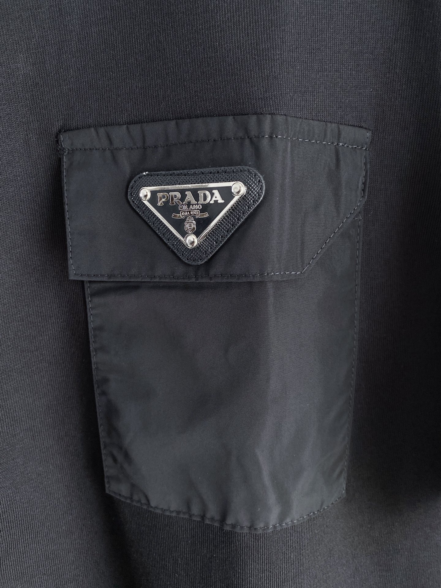 。普拉达🌟精品系列🌟2026春夏新款首发专柜最新款短袖圆领T恤 高端订制 设计前卫时尚！品牌logo重工