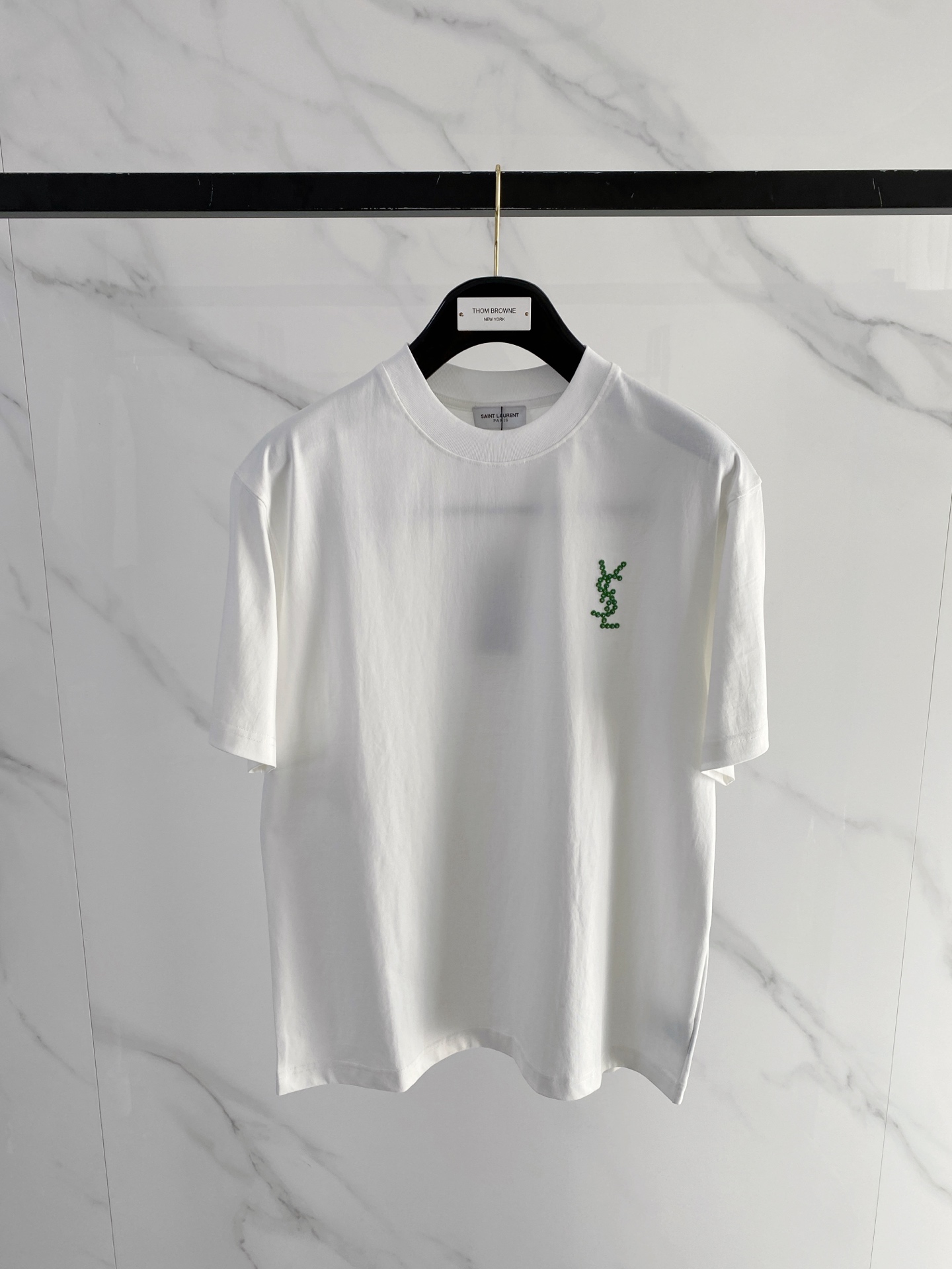 NO:760350,Saint Laurent's 2026 spring and summer new style debut counter, the latest short-sleeved round neck T-shirt, high-end customization, avant-garde and fashionable design!  The brand logo is designed with heavy craftsmanship. High-end customized mercerized long-staple cotton fabric. Soft to the touch. Comfortable to wear. Exquisite stitching at the counter level. Fine workmanship. The upper body effect is incomparably handsome!  A must-have item for a stylish man!  Color Black White Size M-3XL, saint laurent, T-shirt, tees, t-shirt,19860909圣罗兰2026春夏新款首发专柜最新款短袖圆领T恤 高端订制 设计前卫时尚！品牌logo重工艺设计 高端定制丝光长绒棉面料.手感柔软.穿着舒适.专柜级别精致车线.做工精细.上身效果无敌帅气！型男必备单品！ 颜色黑色 白色 码数M-3XL,,saint laurent,T-shirt,tees，t-shirt,,Men's clothing