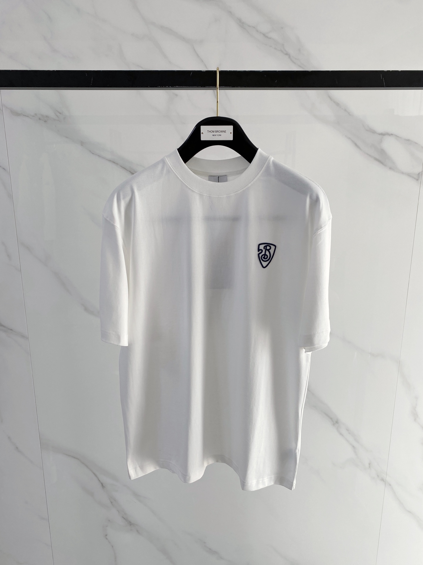 NO:760357,Burberry's 2026 spring and summer new style debut counter, the latest short-sleeved round neck T-shirt, high-end customization, avant-garde and fashionable design!  The brand logo is designed with heavy craftsmanship. High-end customized mercerized long-staple cotton fabric. Soft to the touch. Comfortable to wear. Exquisite stitching at the counter level. Fine workmanship. The upper body effect is incomparably handsome!  A must-have item for a stylish man!  Color Black White Size M-3XL,,burberry,T-shirt,tees,t-shirt,19860909巴宝莉 2026春夏新款首发专柜最新款短袖圆领T恤 高端订制 设计前卫时尚！品牌logo重工艺设计 高端定制丝光长绒棉面料.手感柔软.穿着舒适.专柜级别精致车线.做工精细.上身效果无敌帅气！型男必备单品！ 颜色黑色 白色 码数M-3XL,,burberry,T-shirt,tees，t-shirt,,Men's clothing