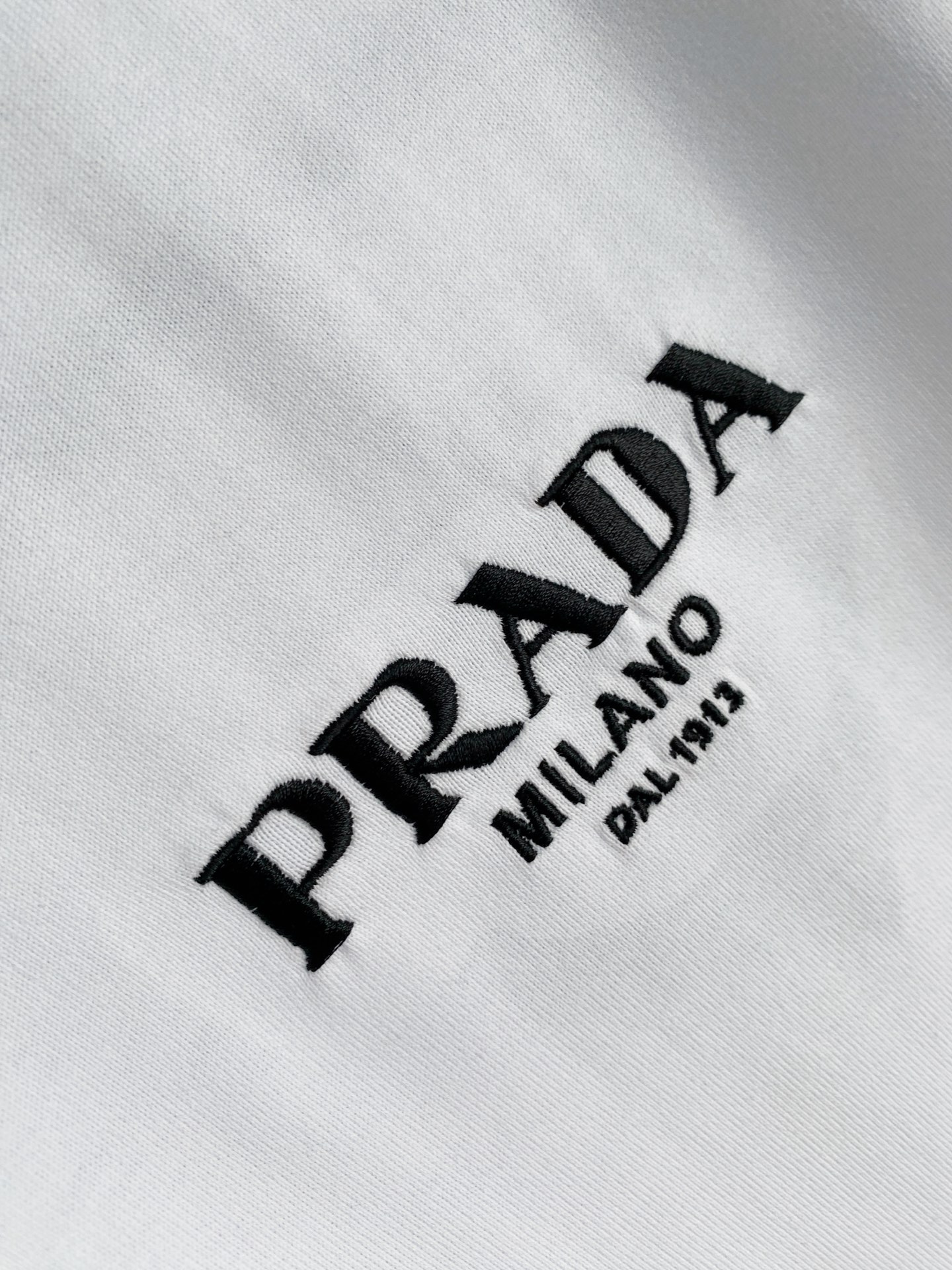 。普拉达🌟精品系列🌟2026春夏新款首发专柜最新款短袖圆领T恤 高端订制 设计前卫时尚！品牌logo重工