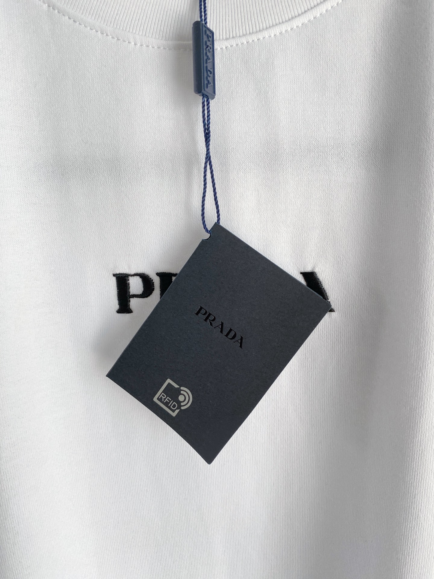 。普拉达🌟精品系列🌟2026春夏新款首发专柜最新款短袖圆领T恤 高端订制 设计前卫时尚！品牌logo重工