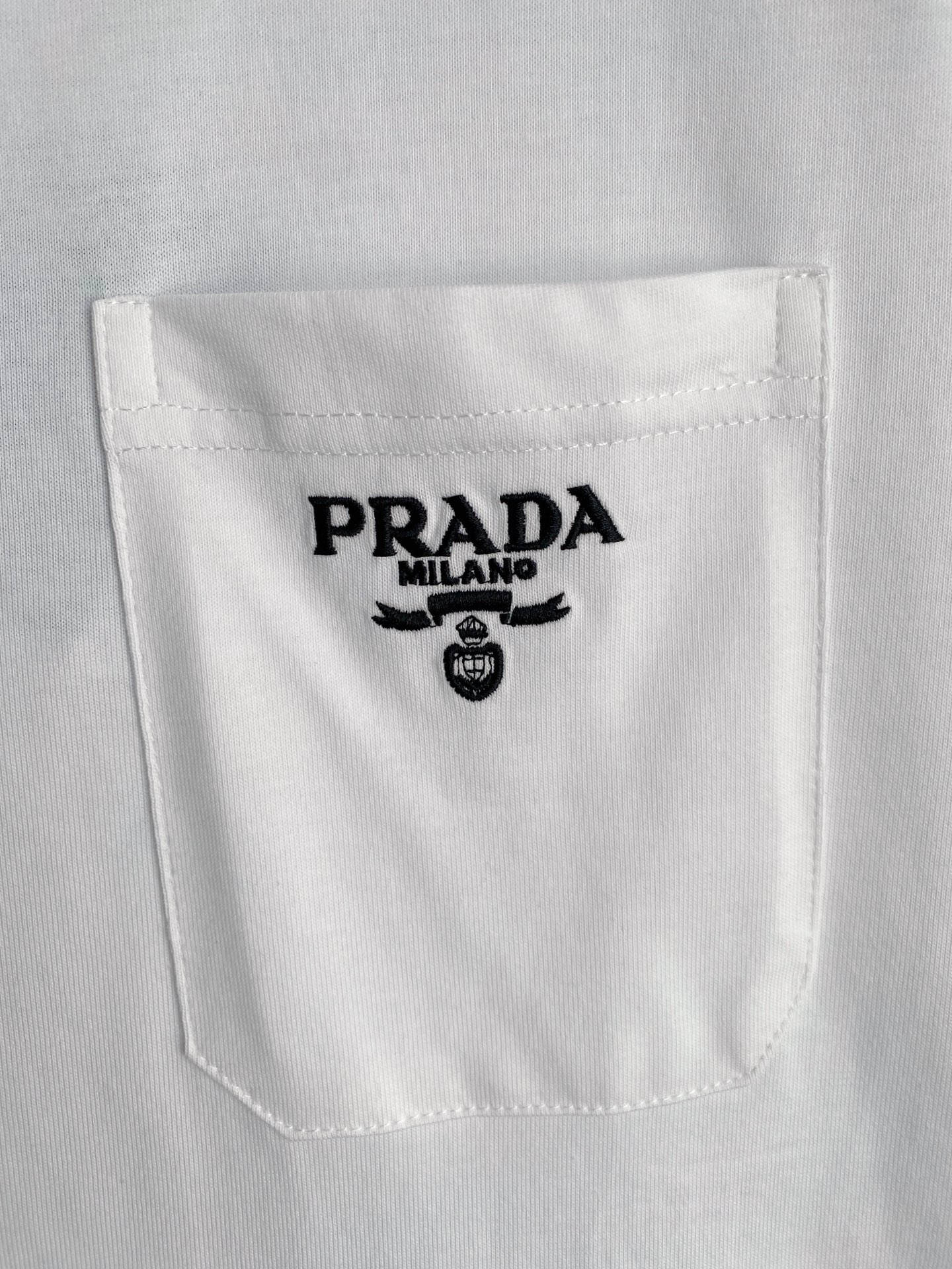 。普拉达🌟精品系列🌟2026春夏新款首发专柜最新款短袖圆领T恤 高端订制 设计前卫时尚！品牌logo重工