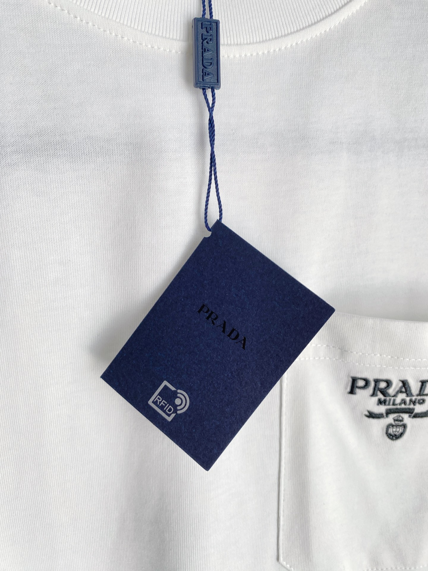 。普拉达🌟精品系列🌟2026春夏新款首发专柜最新款短袖圆领T恤 高端订制 设计前卫时尚！品牌logo重工