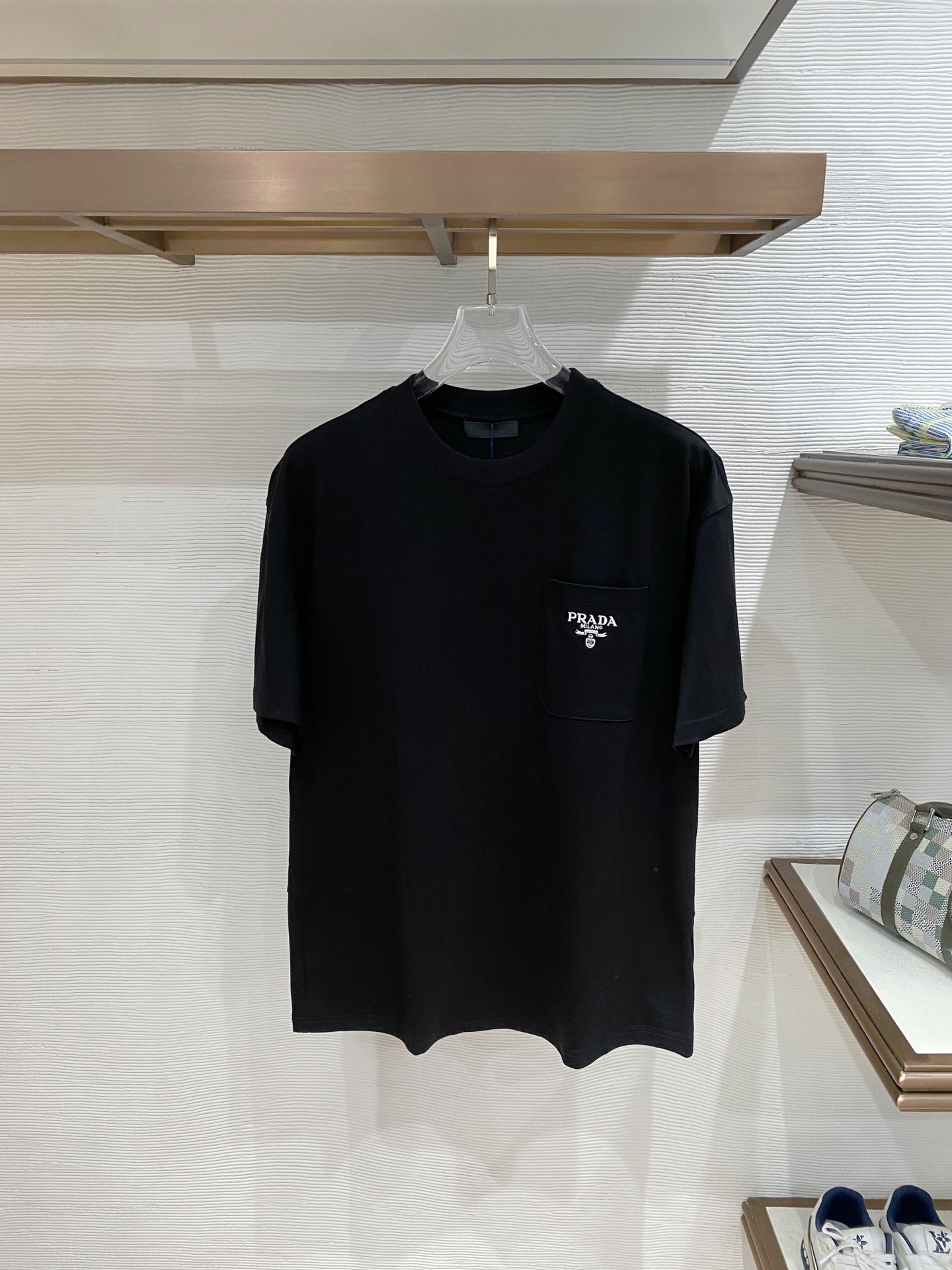 。普拉达🌟精品系列🌟2026春夏新款首发专柜最新款短袖圆领T恤 高端订制 设计前卫时尚！品牌logo重工
