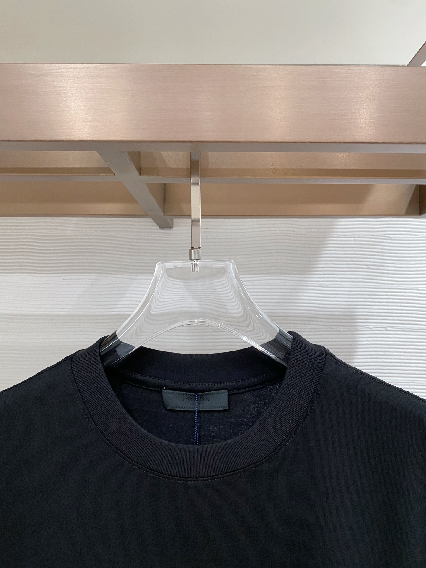 。普拉达🌟精品系列🌟2026春夏新款首发专柜最新款短袖圆领T恤 高端订制 设计前卫时尚！品牌logo重工