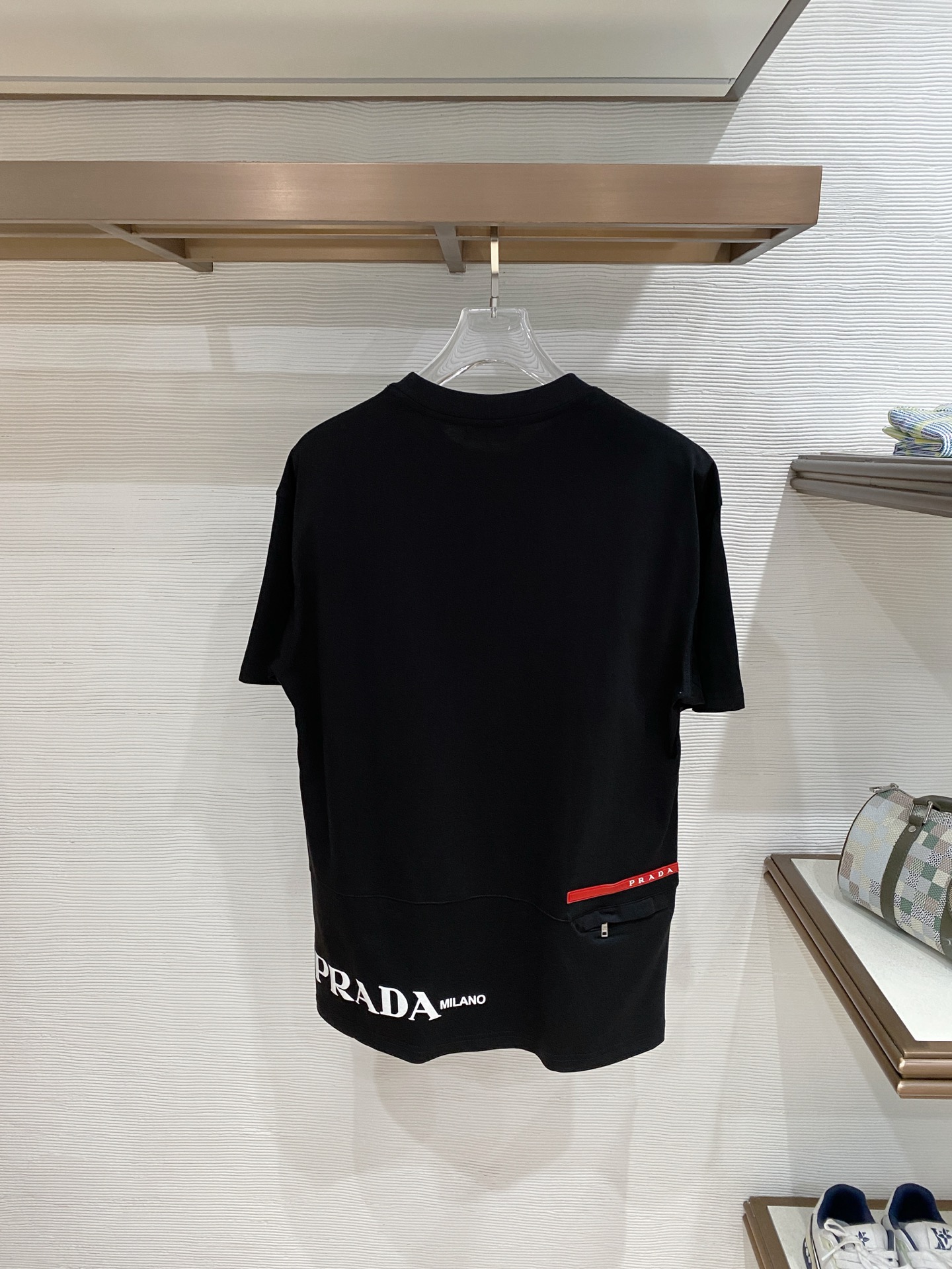 。普拉达🌟精品系列🌟2026春夏新款首发专柜最新款短袖圆领T恤 高端订制 设计前卫时尚！品牌logo重工
