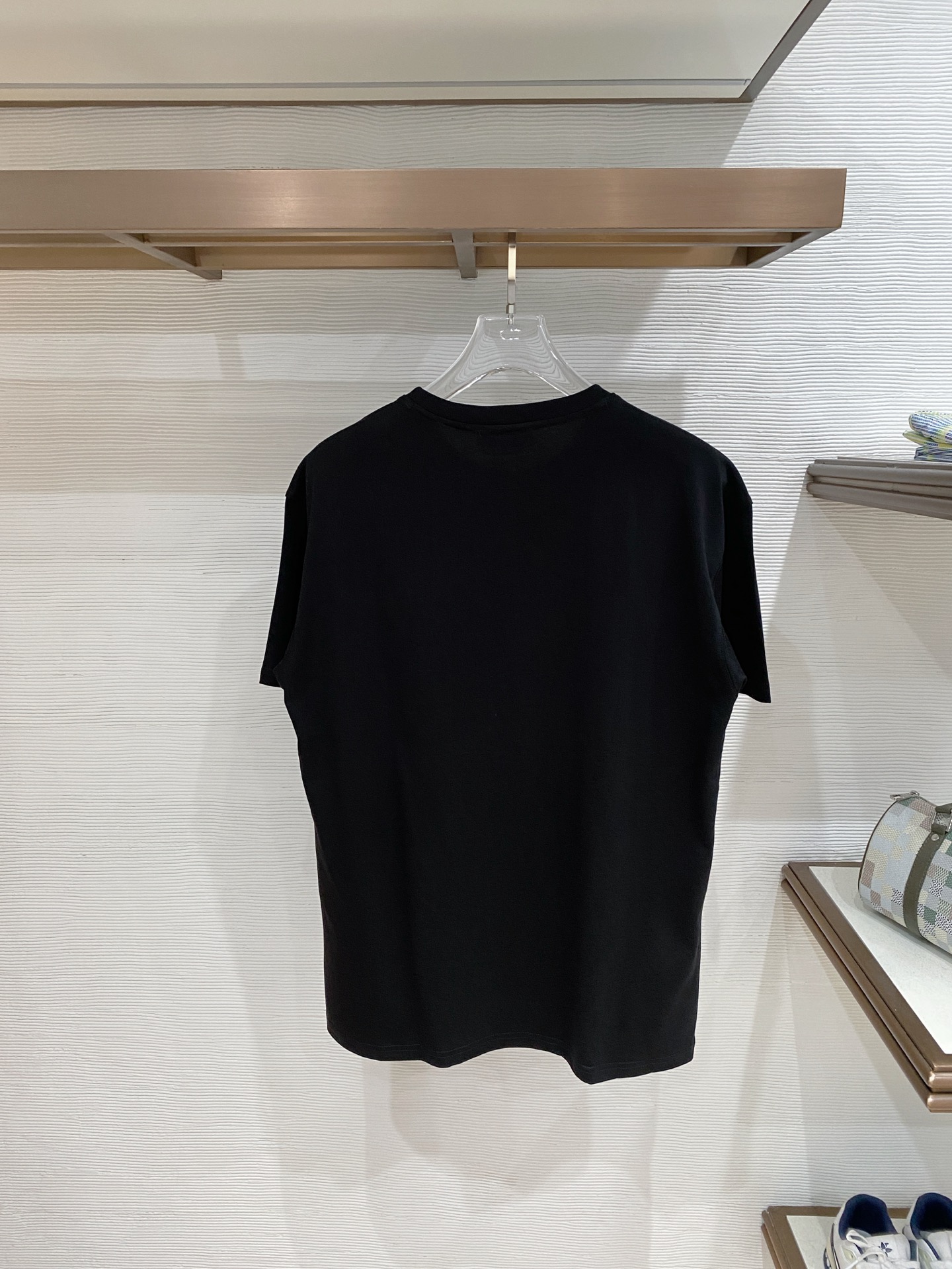 。普拉达🌟精品系列🌟2026春夏新款首发专柜最新款短袖圆领T恤 高端订制 设计前卫时尚！品牌logo重工