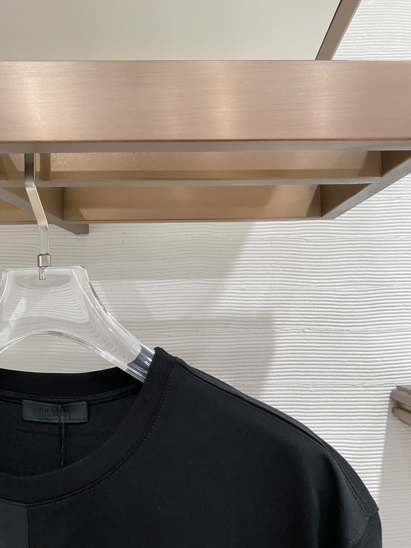 。普拉达🌟精品系列🌟2026春夏新款首发专柜最新款短袖圆领T恤 高端订制 设计前卫时尚！品牌logo重工