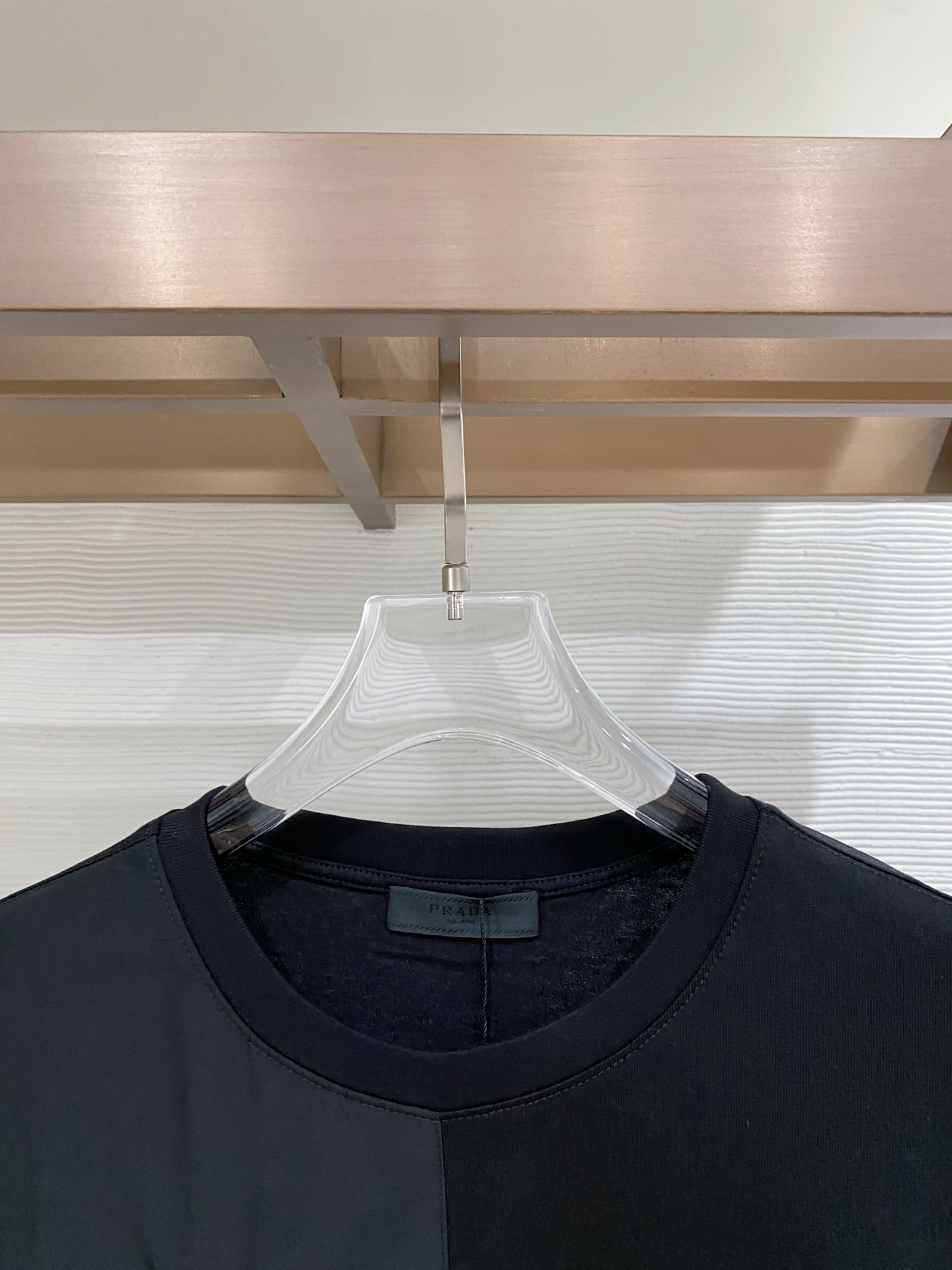 。普拉达🌟精品系列🌟2026春夏新款首发专柜最新款短袖圆领T恤 高端订制 设计前卫时尚！品牌logo重工