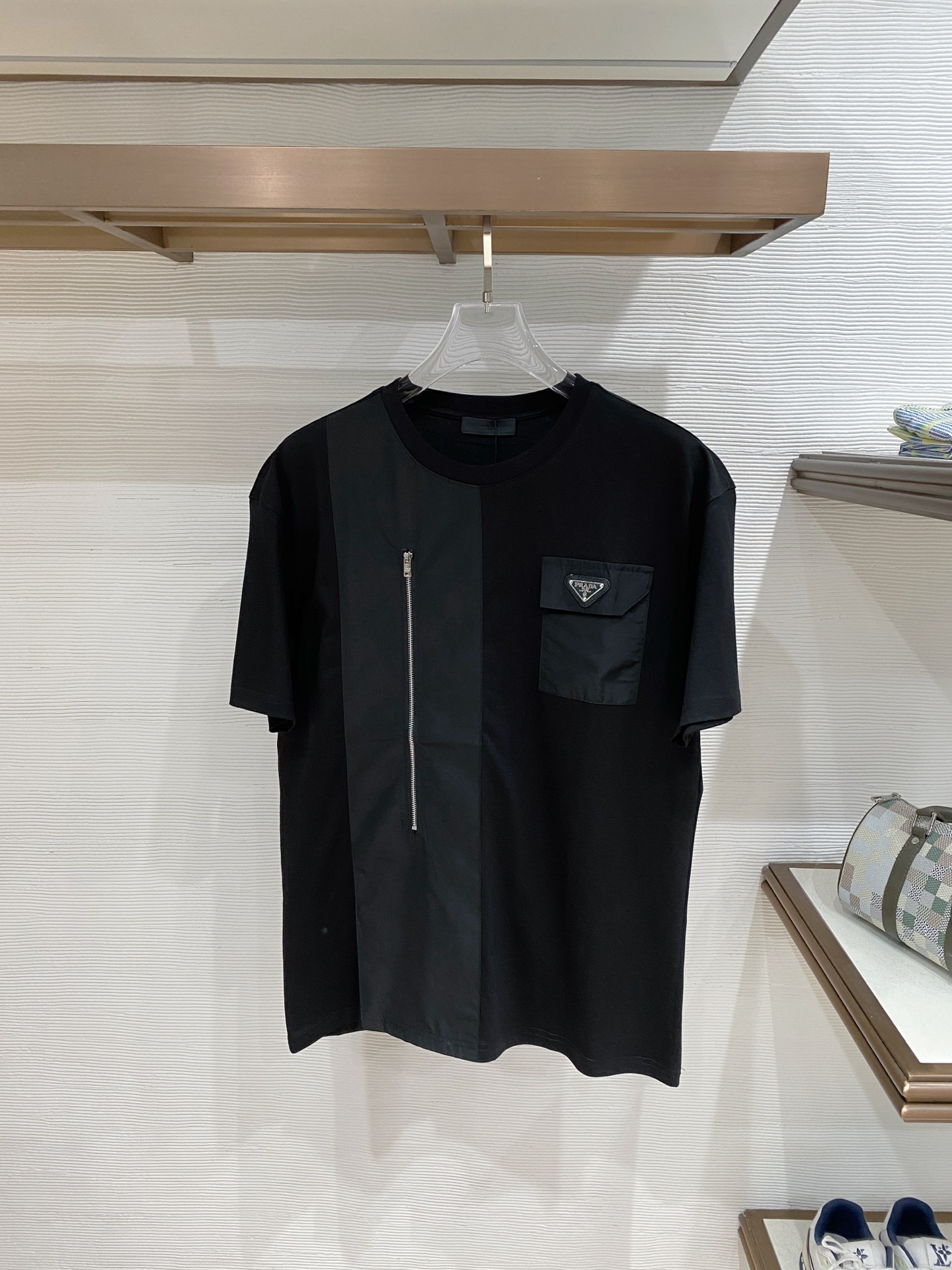 。普拉达🌟精品系列🌟2026春夏新款首发专柜最新款短袖圆领T恤 高端订制 设计前卫时尚！品牌logo重工