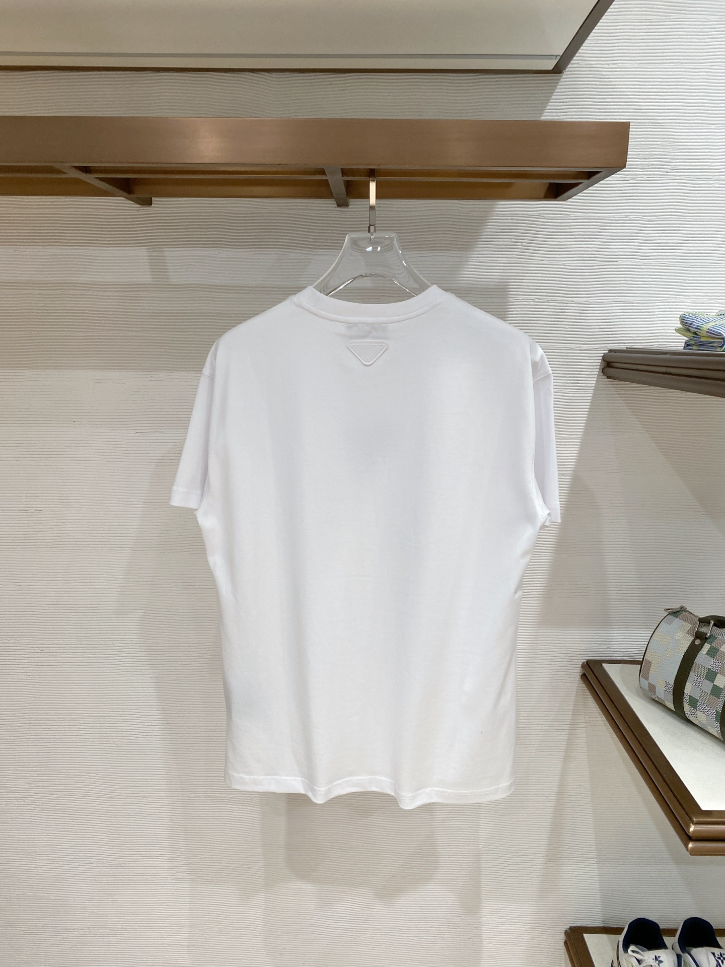 。普拉达🌟精品系列🌟2026春夏新款首发专柜最新款短袖圆领T恤 高端订制 设计前卫时尚！品牌logo重工