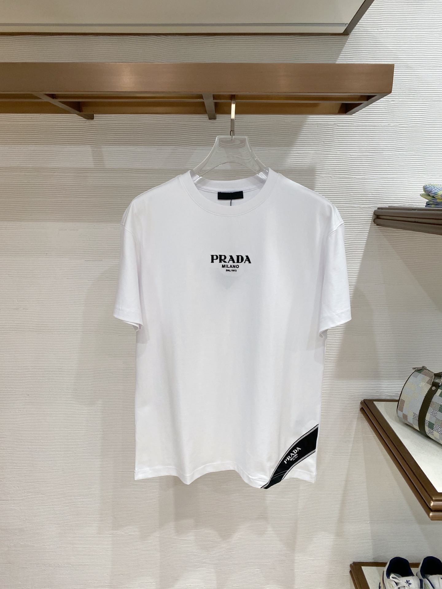 。普拉达🌟精品系列🌟2026春夏新款首发专柜最新款短袖圆领T恤 高端订制 设计前卫时尚！品牌logo重工