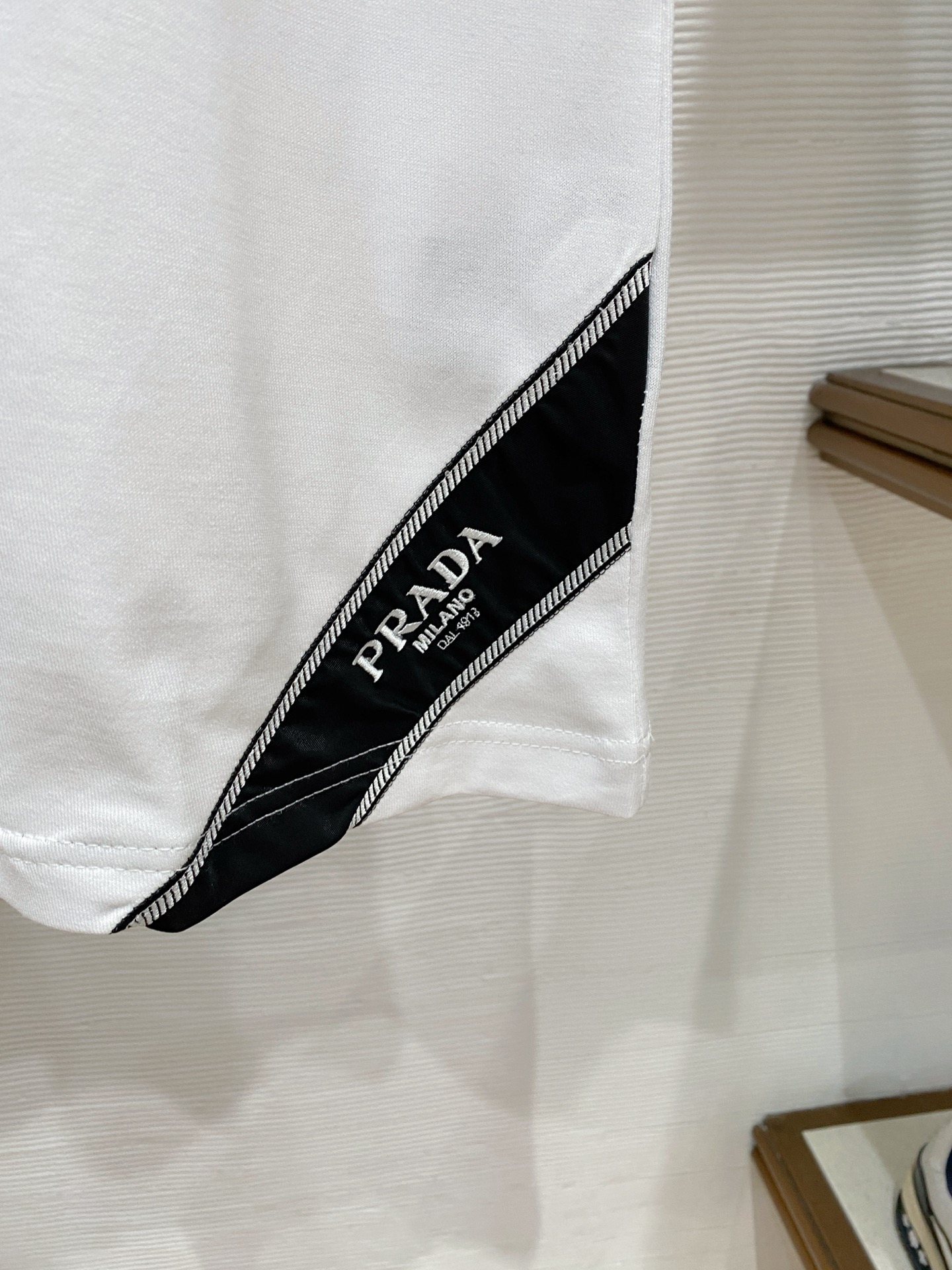 。普拉达🌟精品系列🌟2026春夏新款首发专柜最新款短袖圆领T恤 高端订制 设计前卫时尚！品牌logo重工