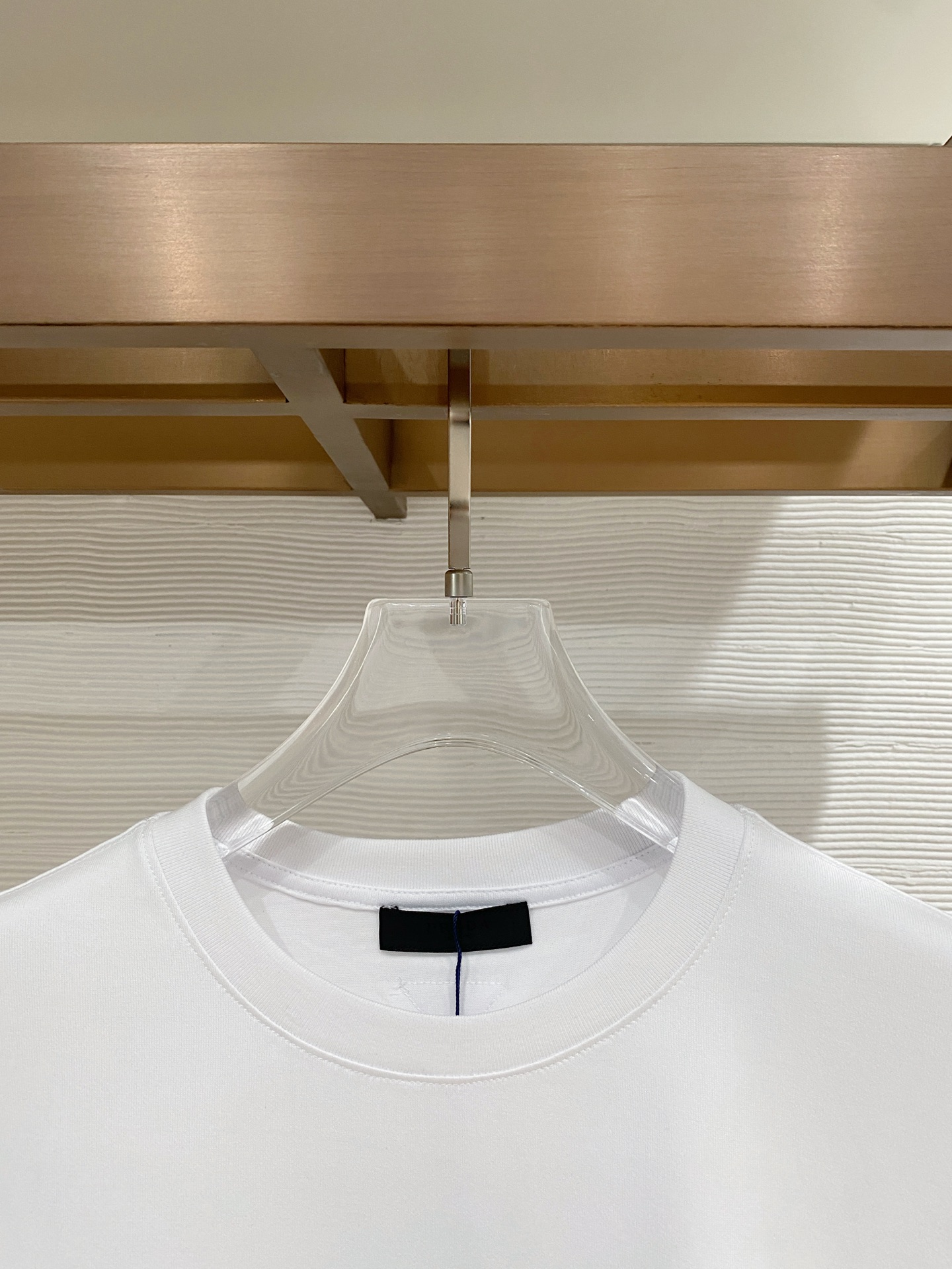 。普拉达🌟精品系列🌟2026春夏新款首发专柜最新款短袖圆领T恤 高端订制 设计前卫时尚！品牌logo重工