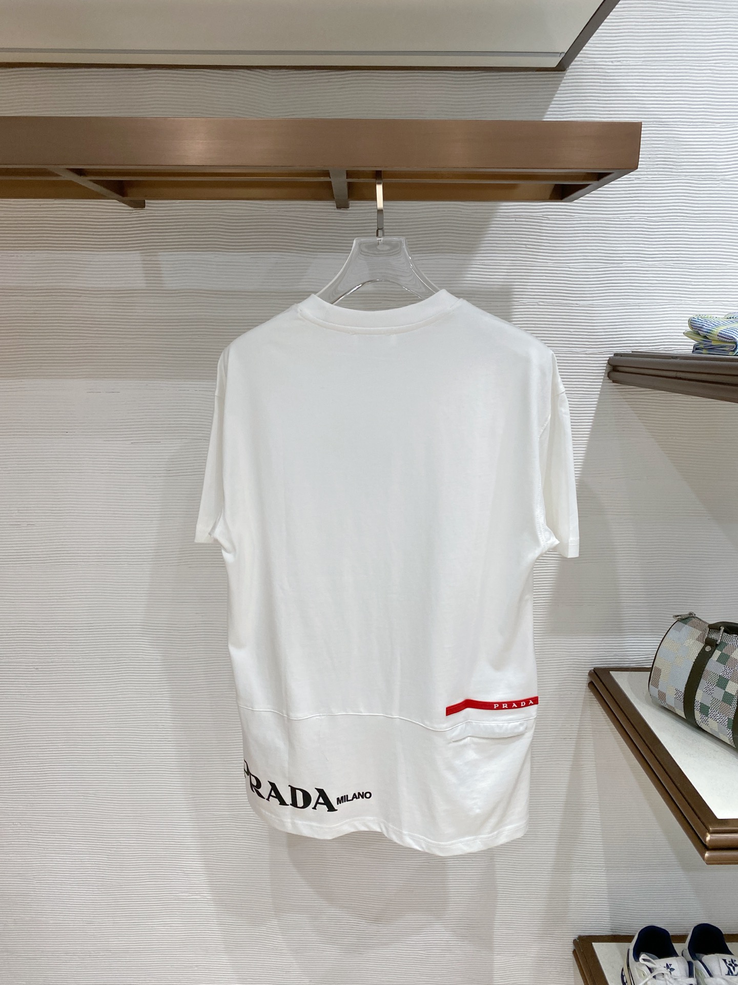 。普拉达🌟精品系列🌟2026春夏新款首发专柜最新款短袖圆领T恤 高端订制 设计前卫时尚！品牌logo重工