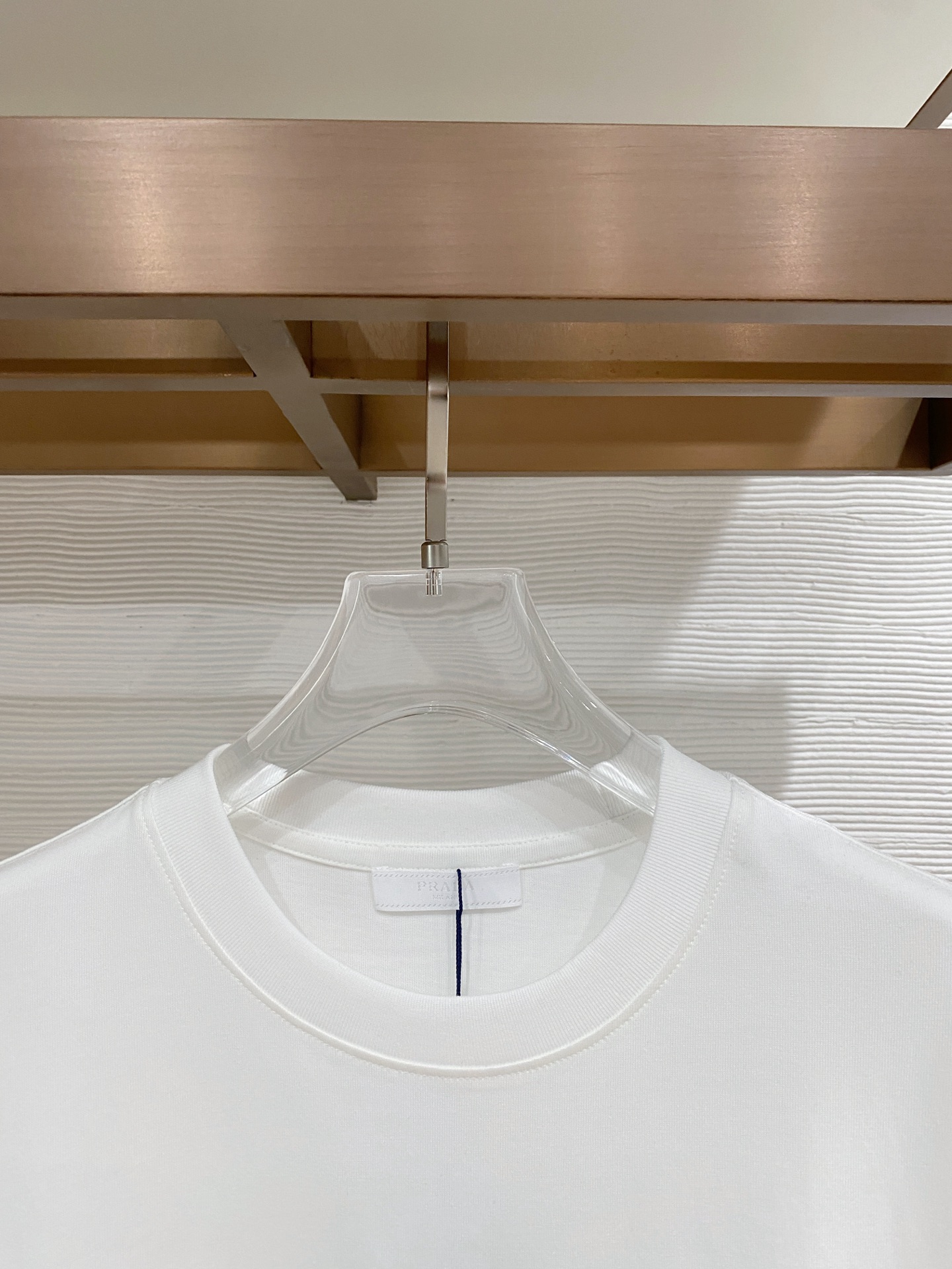 。普拉达🌟精品系列🌟2026春夏新款首发专柜最新款短袖圆领T恤 高端订制 设计前卫时尚！品牌logo重工