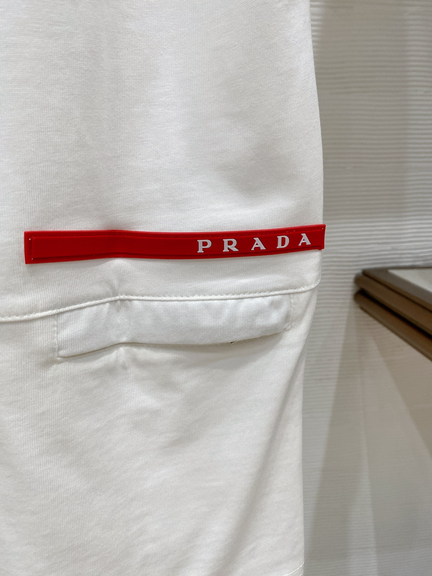 。普拉达🌟精品系列🌟2026春夏新款首发专柜最新款短袖圆领T恤 高端订制 设计前卫时尚！品牌logo重工