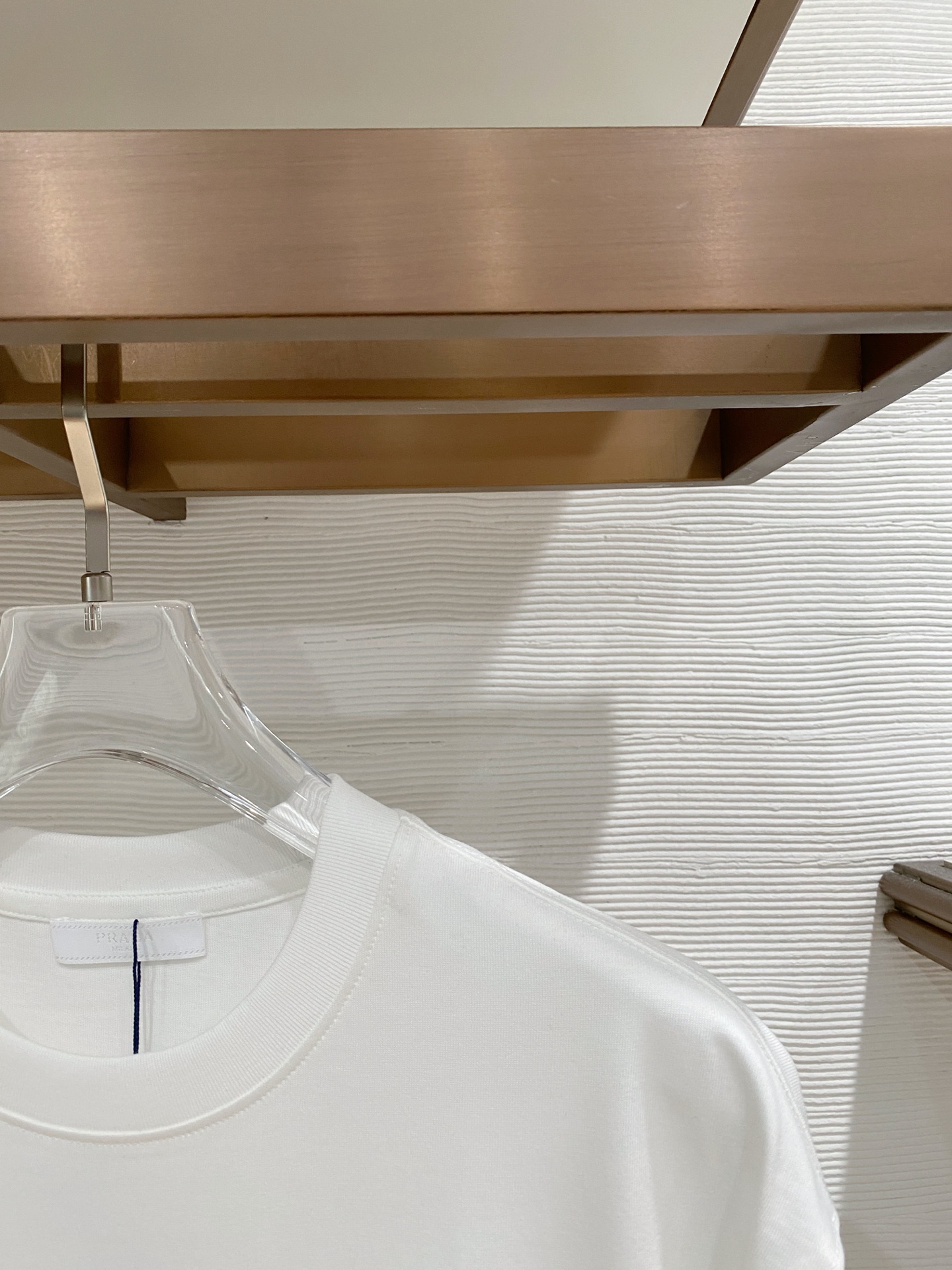 。普拉达🌟精品系列🌟2026春夏新款首发专柜最新款短袖圆领T恤 高端订制 设计前卫时尚！品牌logo重工