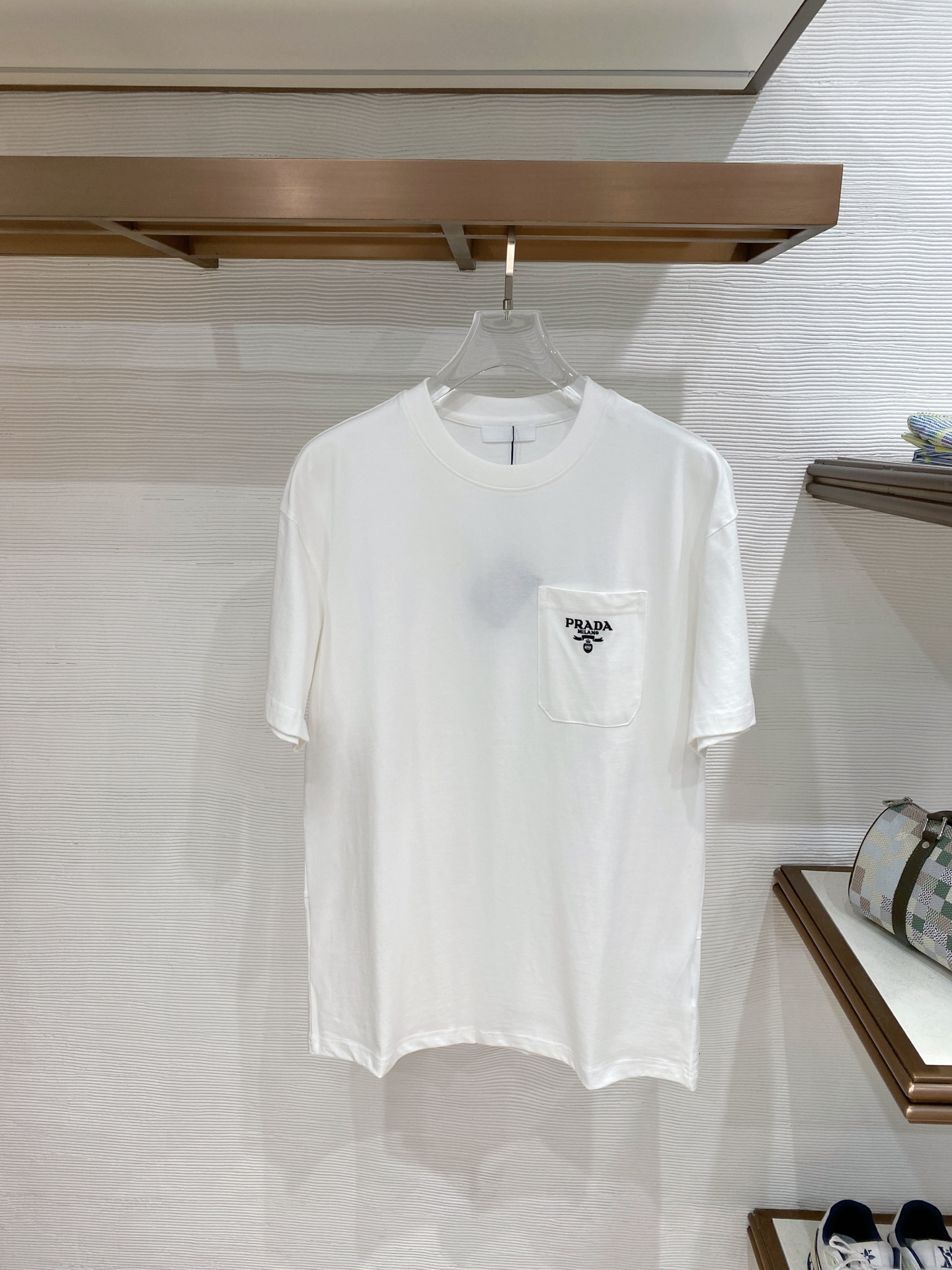 。普拉达🌟精品系列🌟2026春夏新款首发专柜最新款短袖圆领T恤 高端订制 设计前卫时尚！品牌logo重工