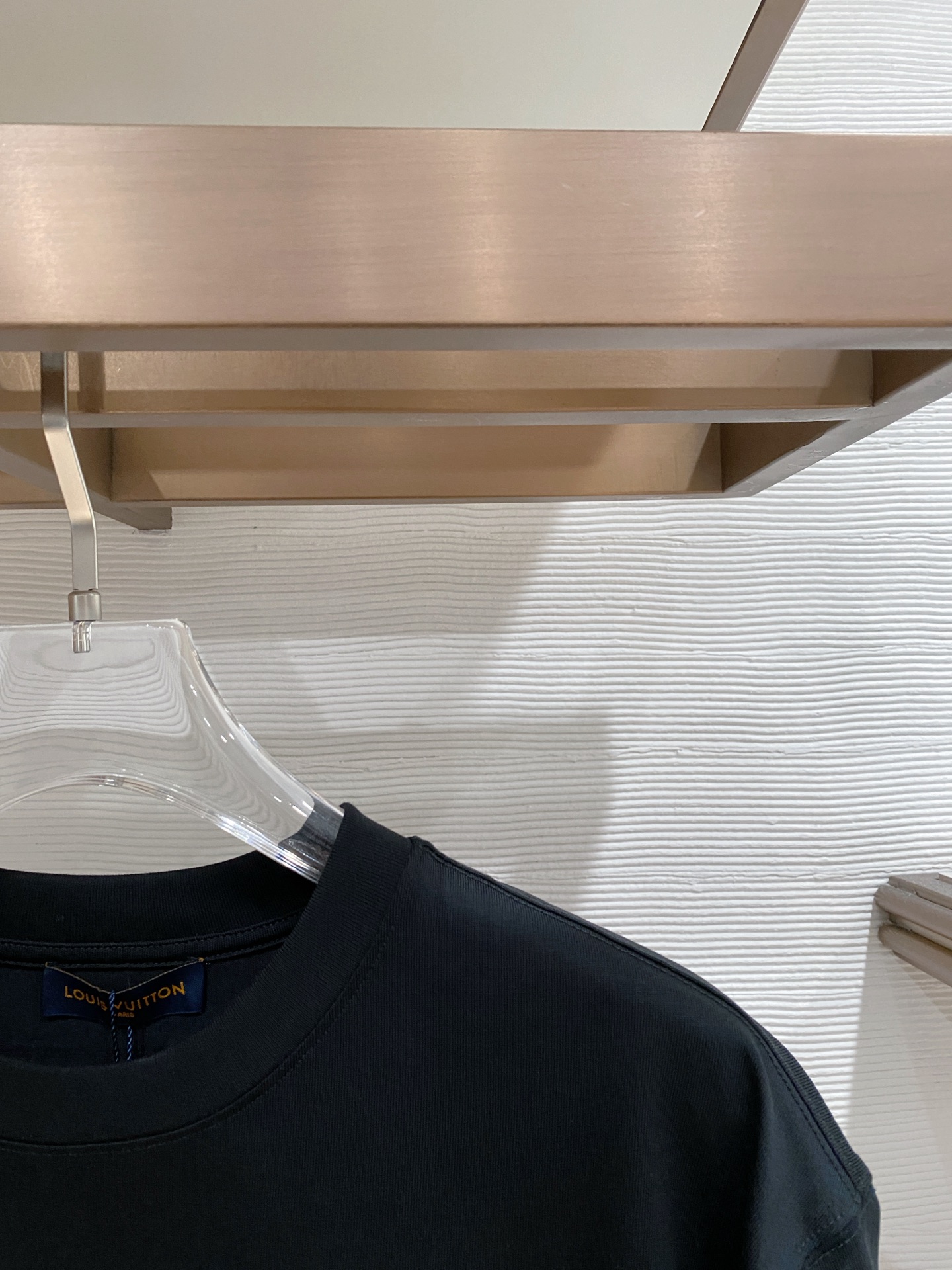 。lv🌟精品系列🌟2026春夏新款首发专柜最新款短袖圆领T恤 高端订制 设计前卫时尚！品牌logo重工艺