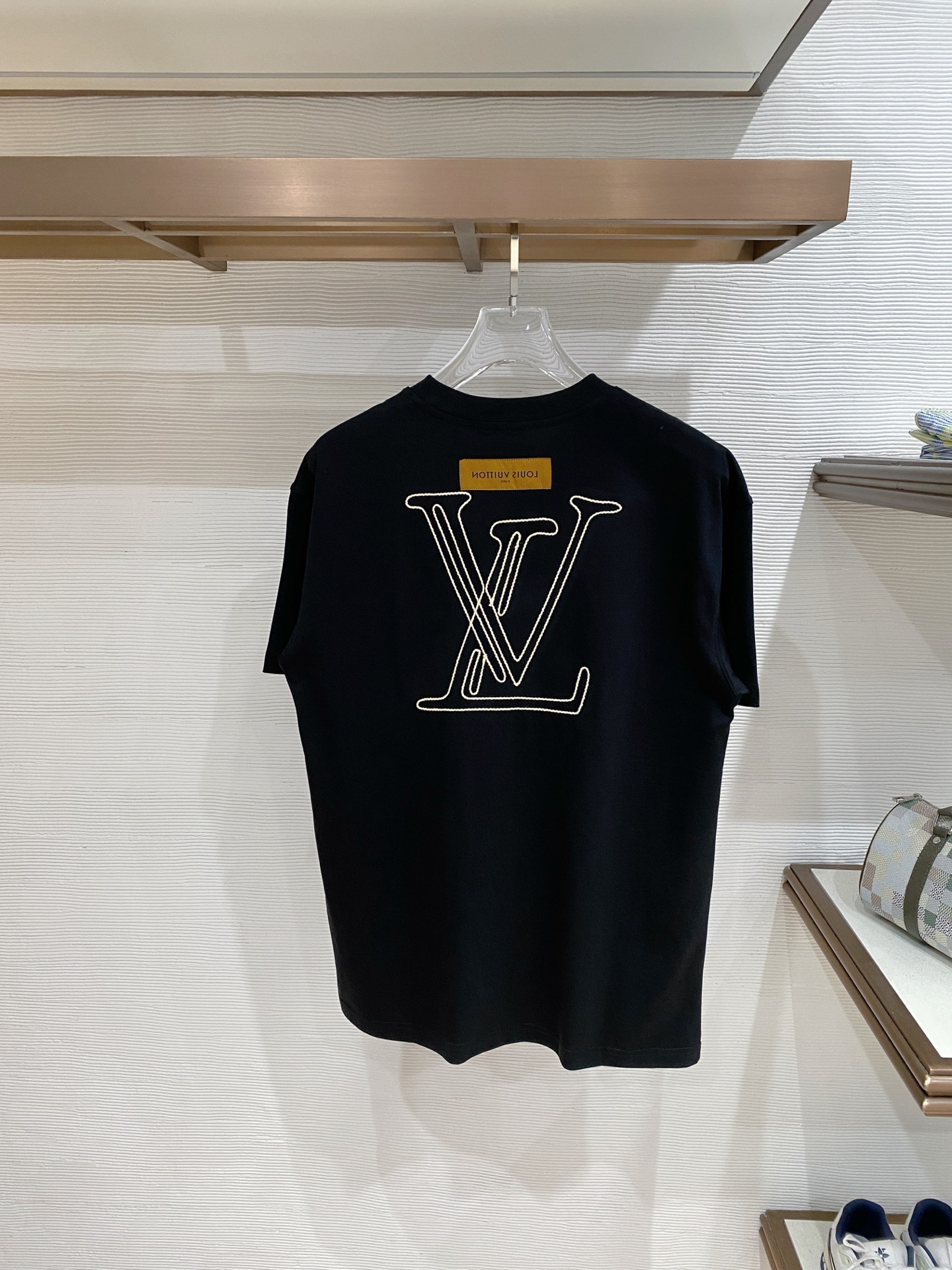 。lv🌟精品系列🌟2026春夏新款首发专柜最新款短袖圆领T恤 高端订制 设计前卫时尚！品牌logo重工艺