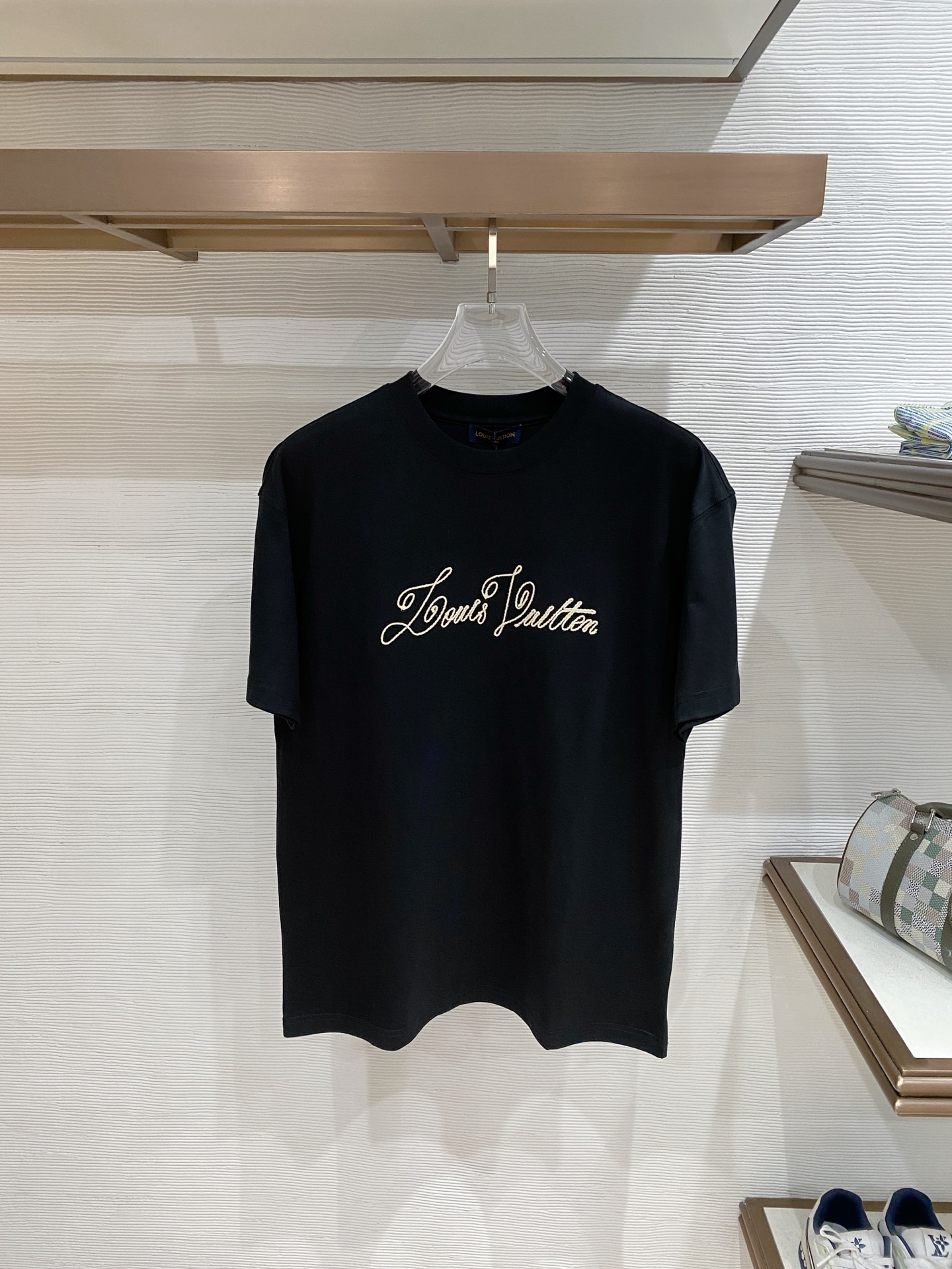 。lv🌟精品系列🌟2026春夏新款首发专柜最新款短袖圆领T恤 高端订制 设计前卫时尚！品牌logo重工艺