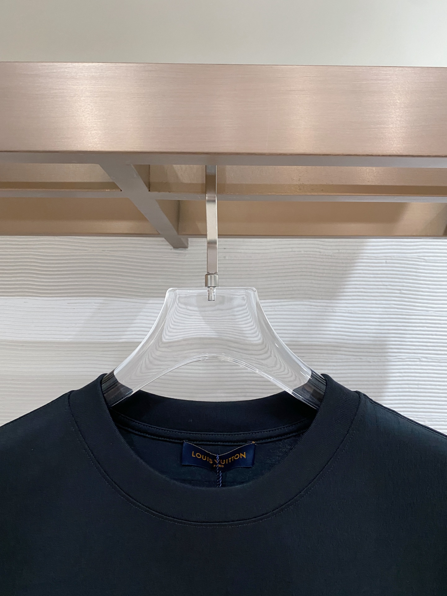 。lv🌟精品系列🌟2026春夏新款首发专柜最新款短袖圆领T恤 高端订制 设计前卫时尚！品牌logo重工艺