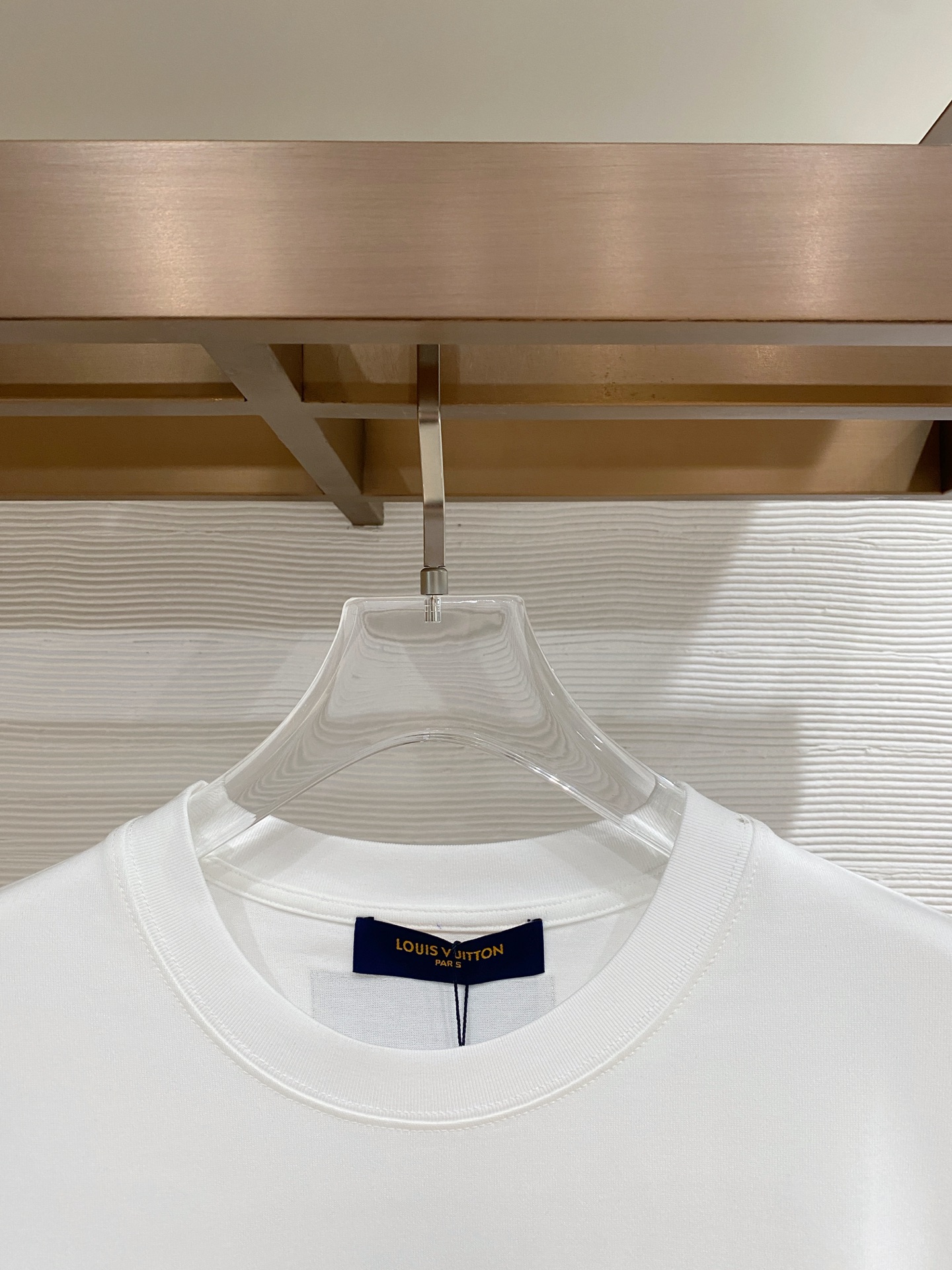 。lv🌟精品系列🌟2026春夏新款首发专柜最新款短袖圆领T恤 高端订制 设计前卫时尚！品牌logo重工艺