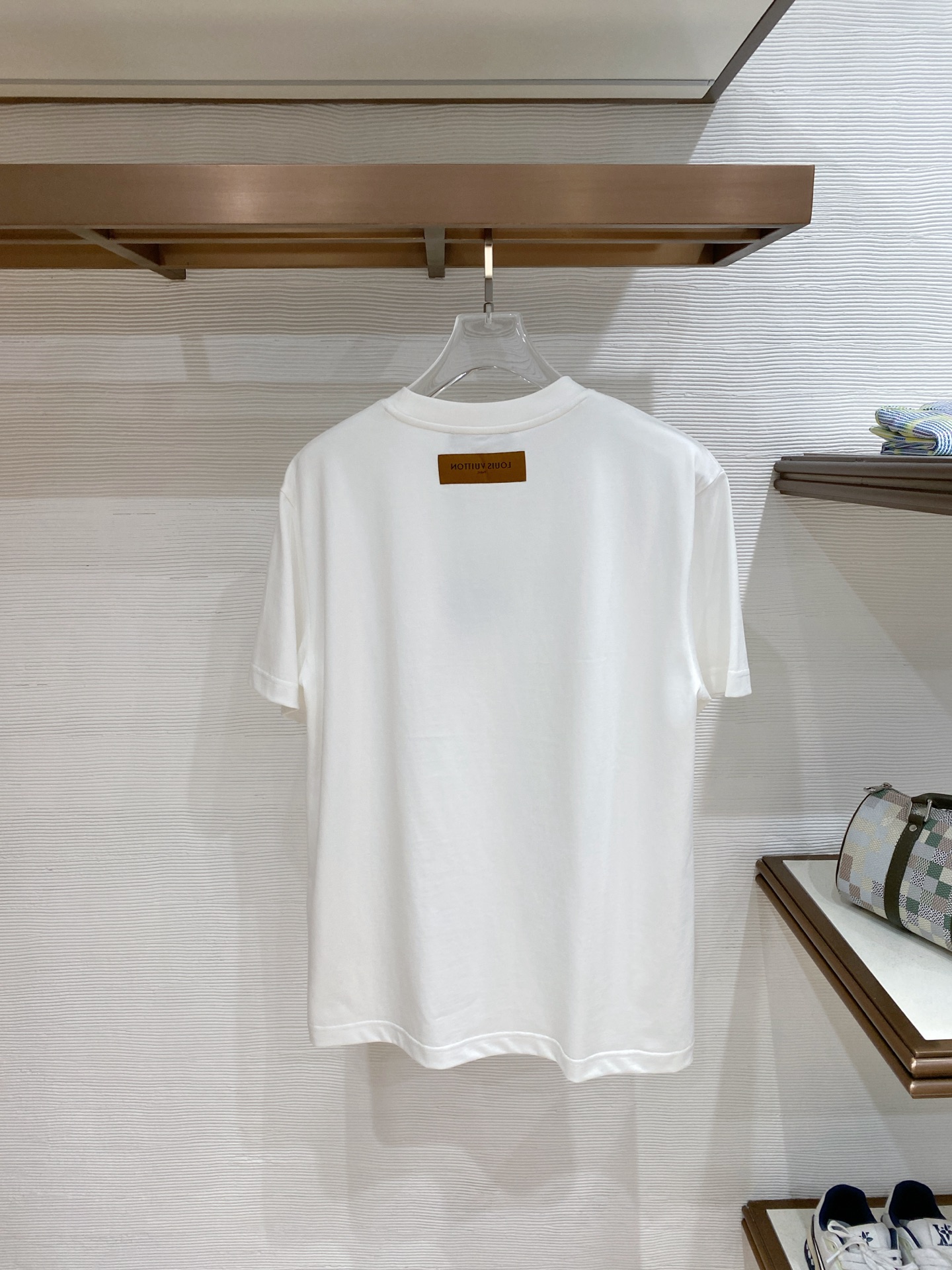 。lv🌟精品系列🌟2026春夏新款首发专柜最新款短袖圆领T恤 高端订制 设计前卫时尚！品牌logo重工艺