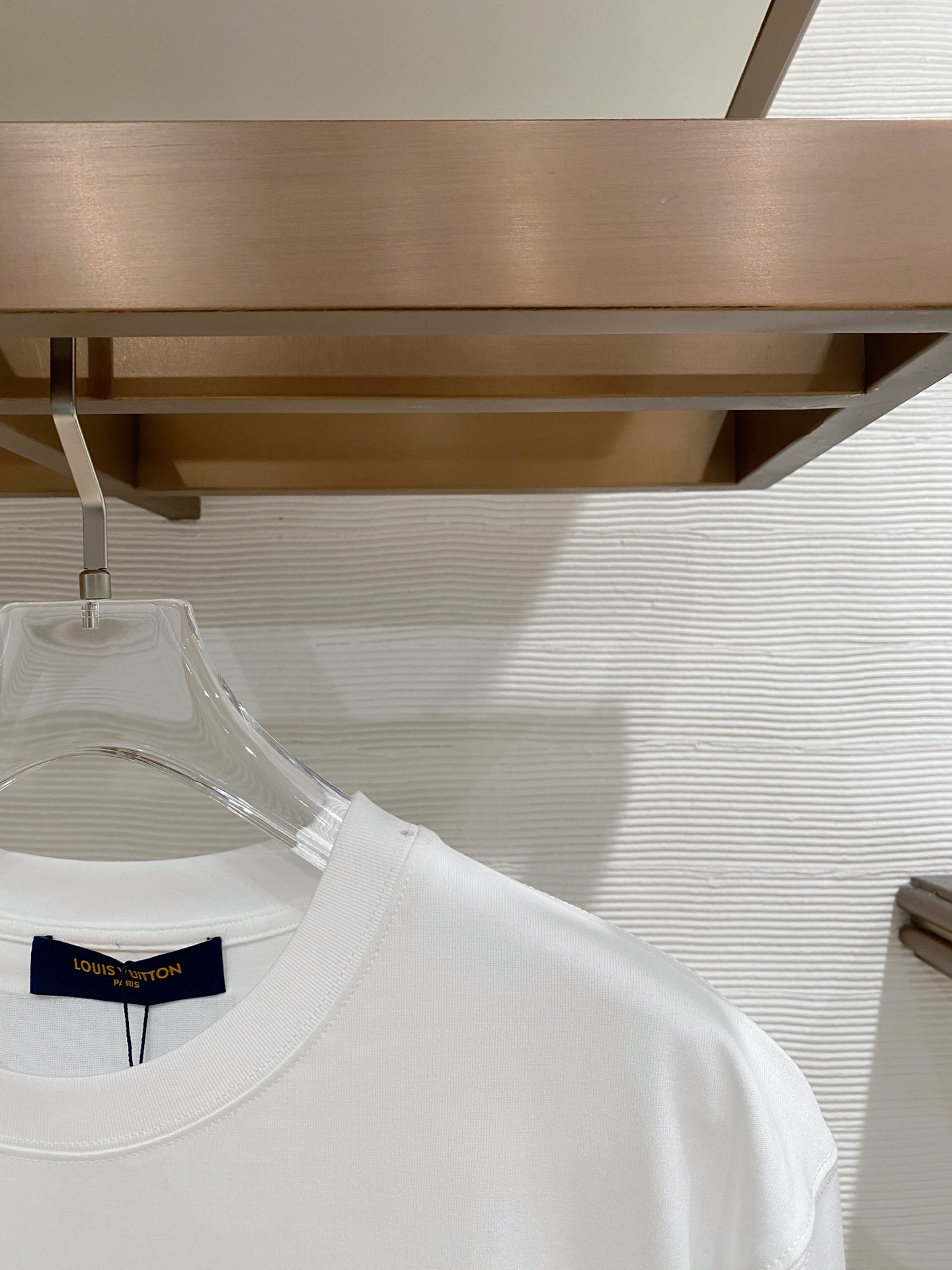 。lv🌟精品系列🌟2026春夏新款首发专柜最新款短袖圆领T恤 高端订制 设计前卫时尚！品牌logo重工艺