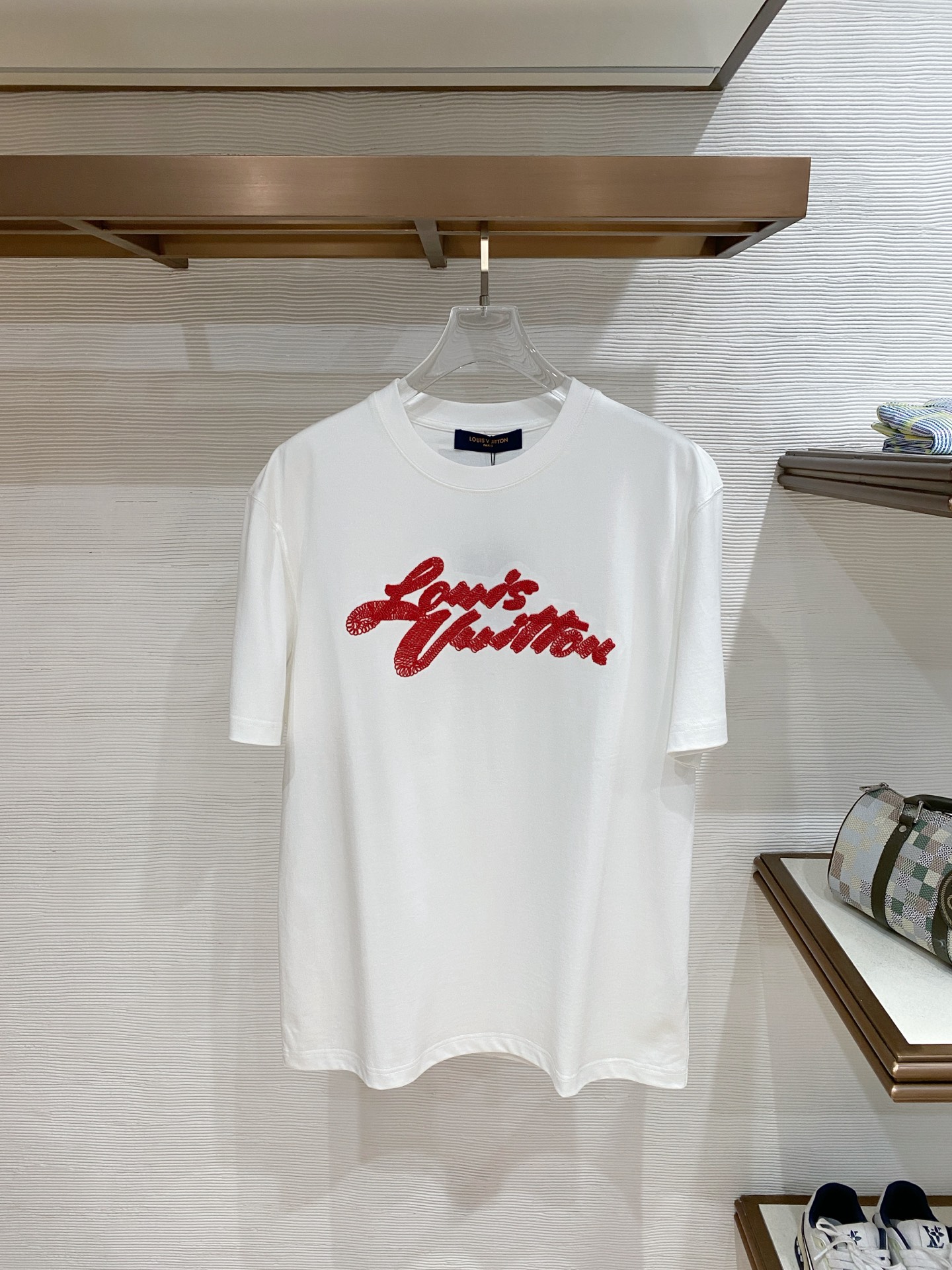 。lv🌟精品系列🌟2026春夏新款首发专柜最新款短袖圆领T恤 高端订制 设计前卫时尚！品牌logo重工艺